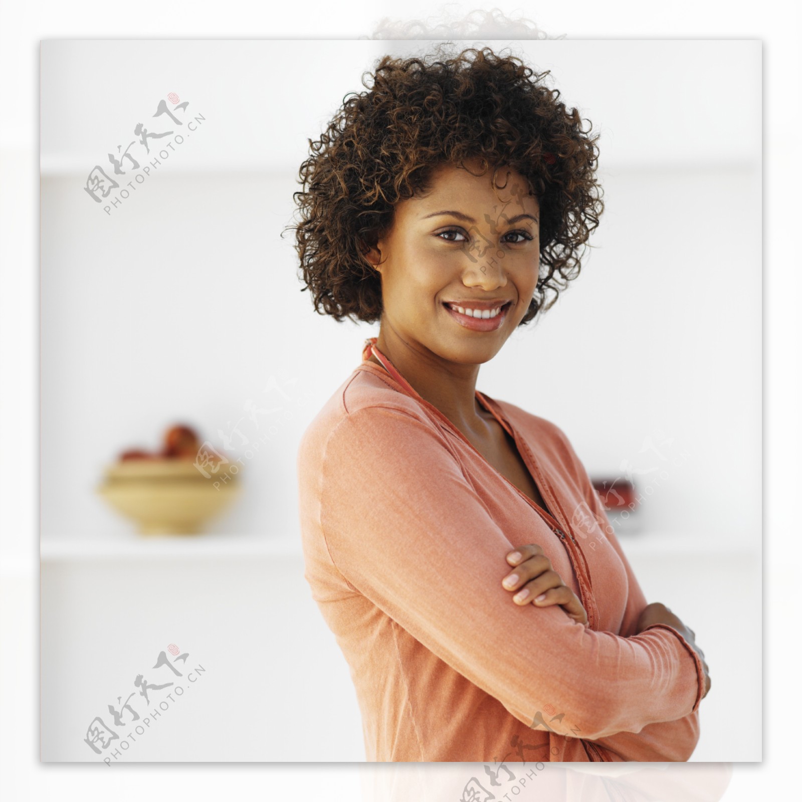 自信笑容的黑人妇女图片