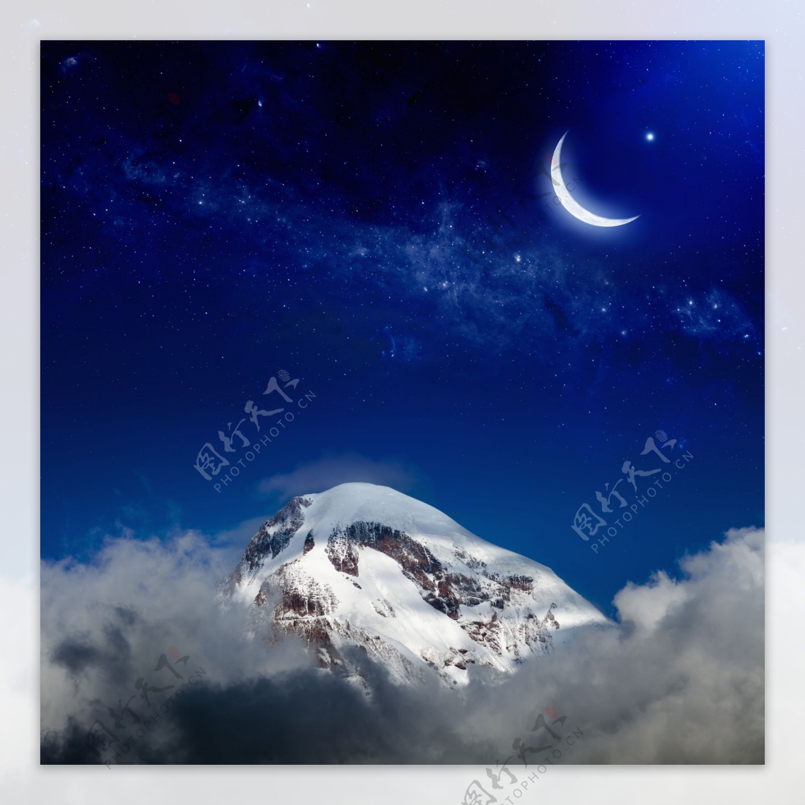 雪山与蓝色夜空景色图片