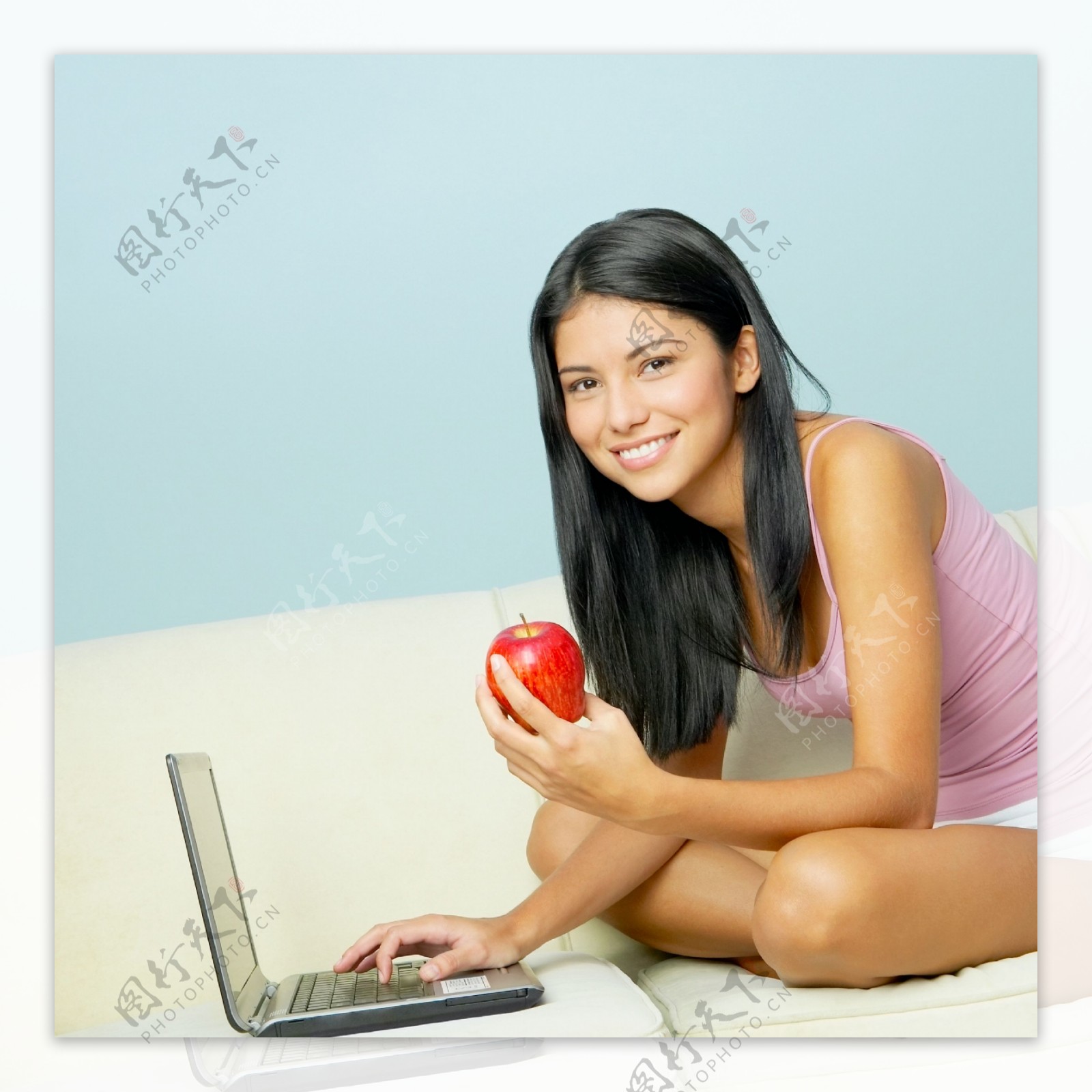 玩电脑吃苹果的女生图片