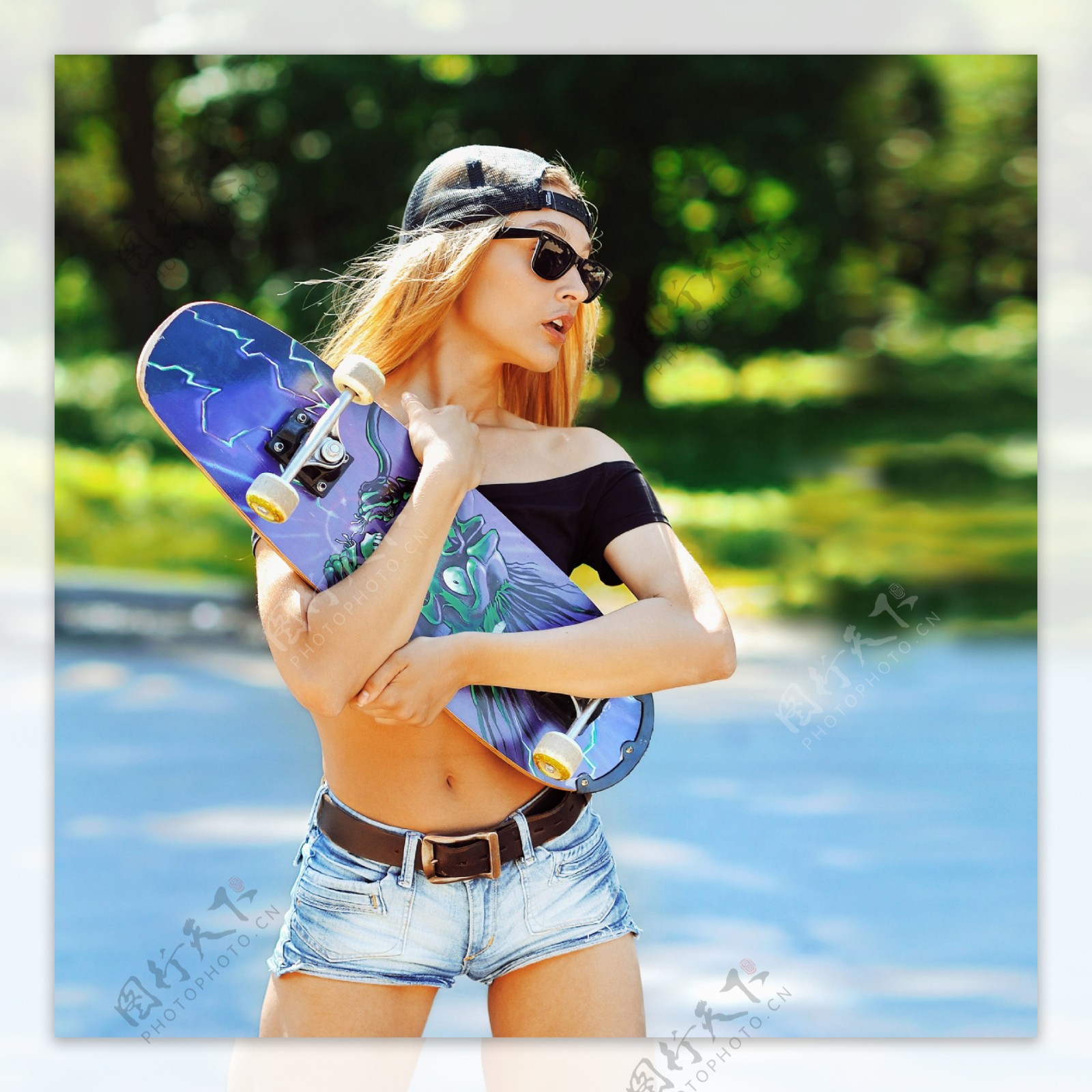 抱着滑板的运动时尚女孩图片