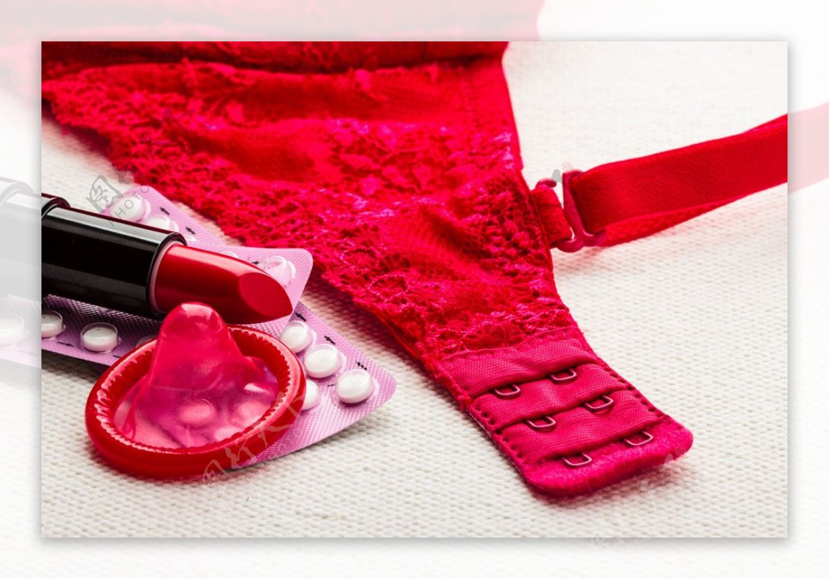红色内衣与避孕用品