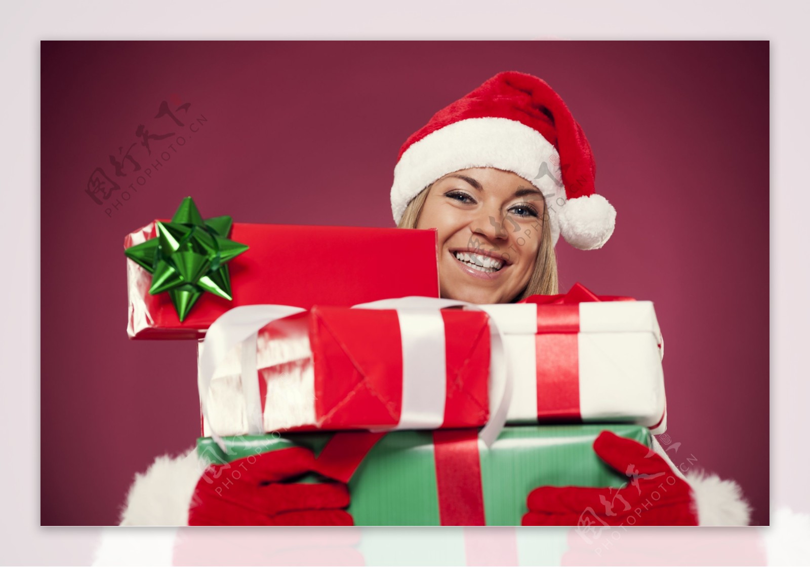 开心的抱着圣诞节礼物的女人图片