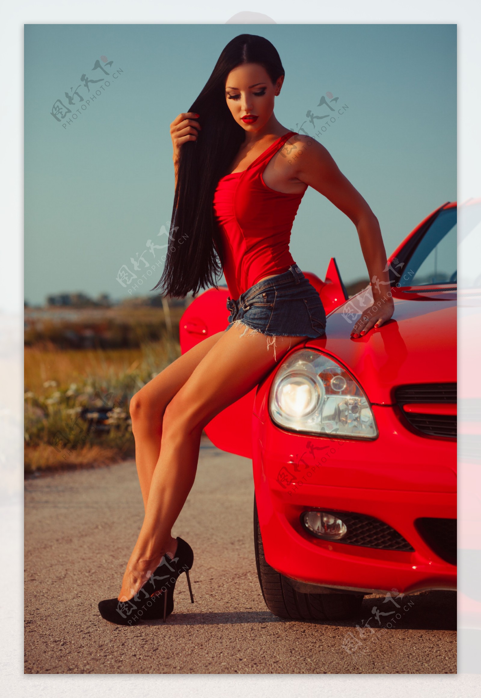红色跑车与性感美女图片