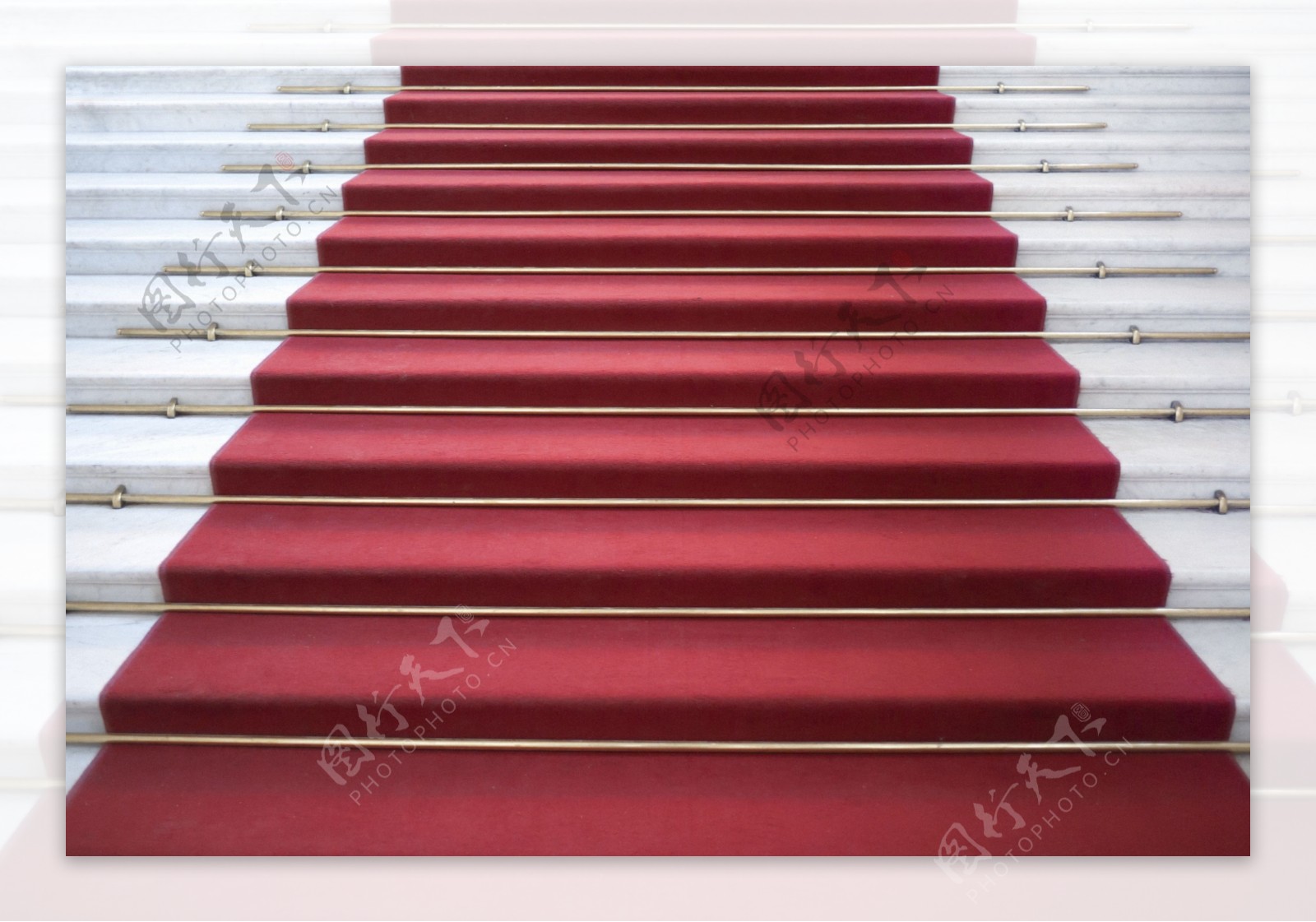 楼梯上铺着的红地毯