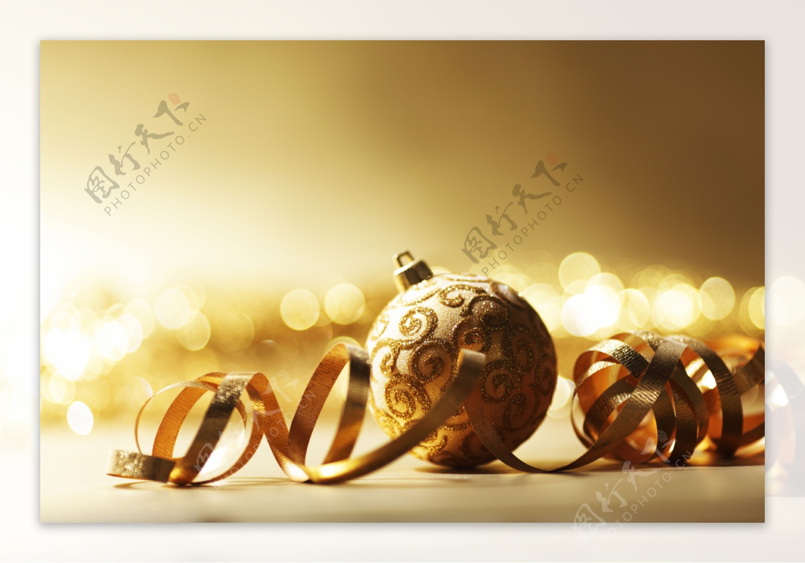 金色圣诞球与丝带图片