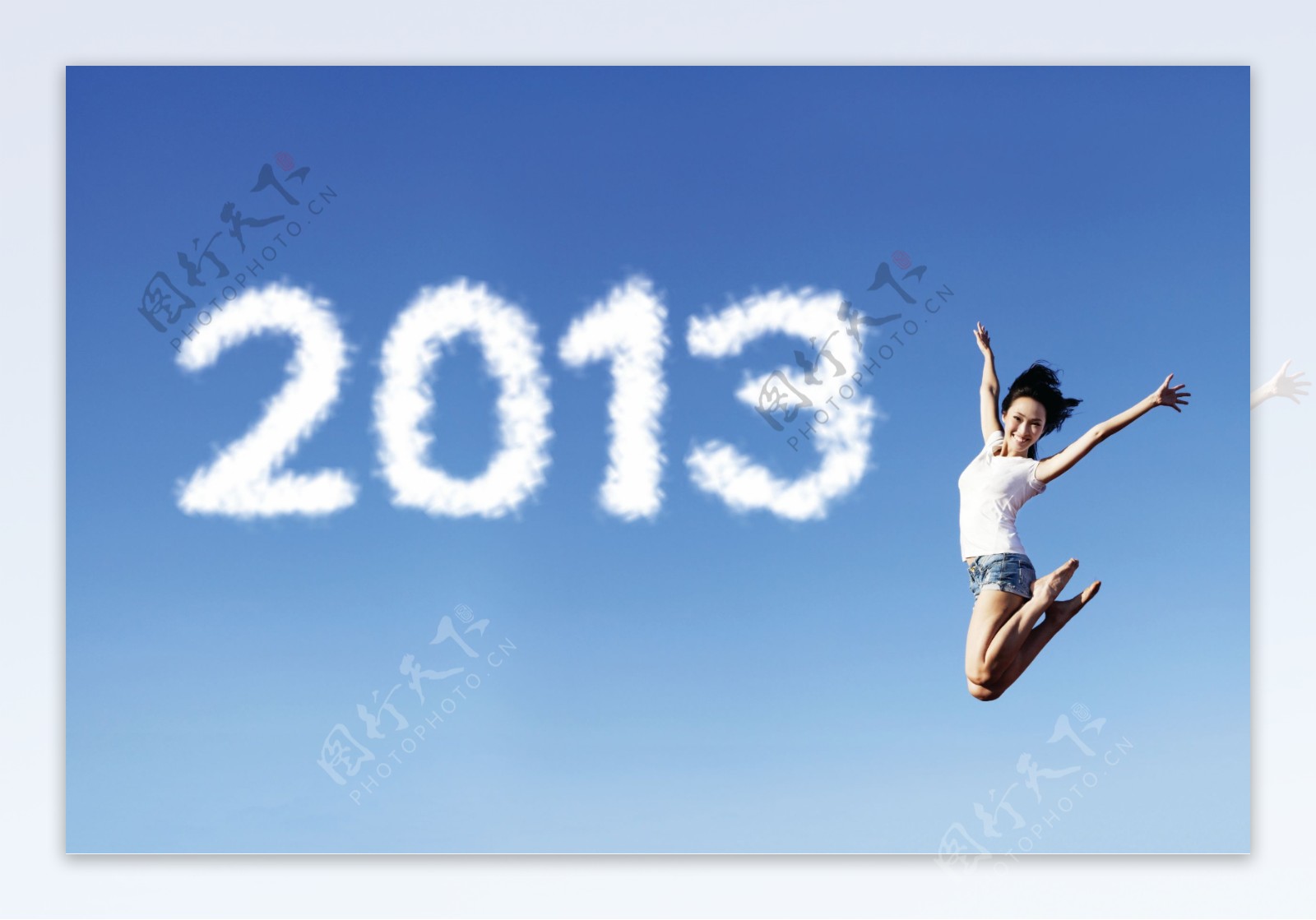 2013艺术字与跳跃的女生图片
