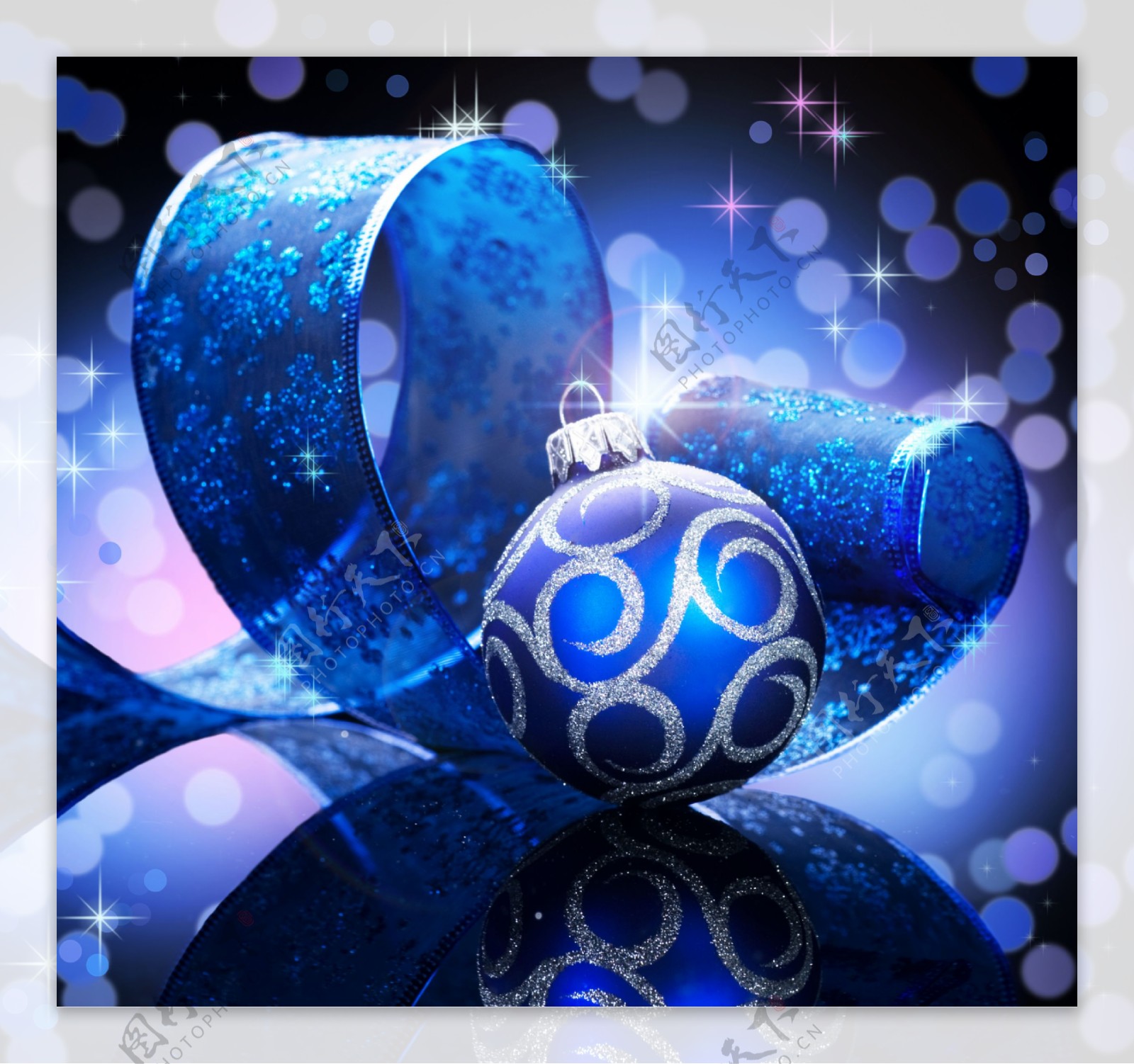 蓝色圣诞球与丝带图片
