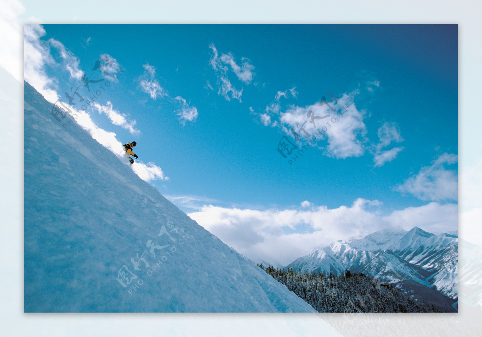 斜坡上滑雪的人物图片