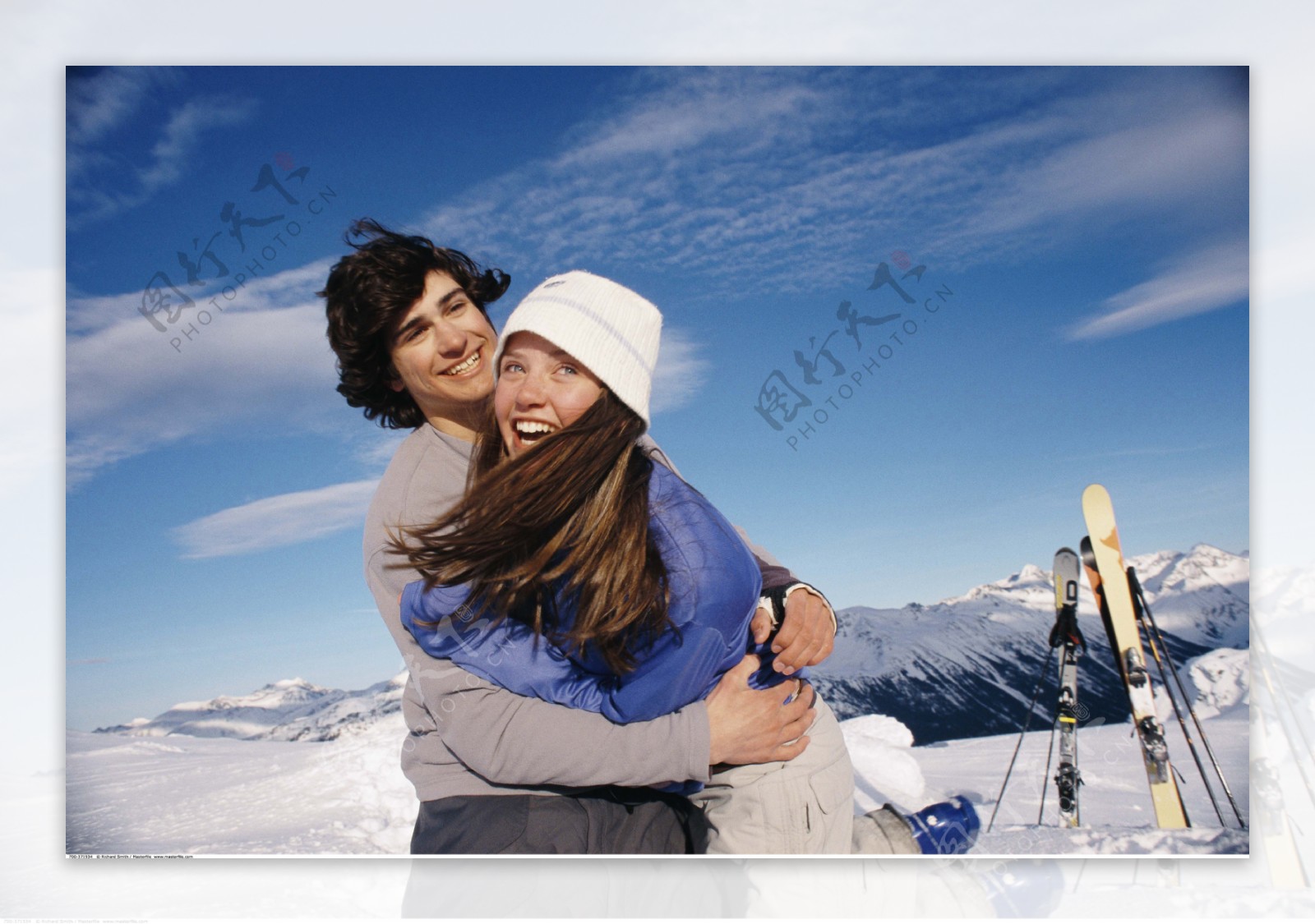 雪山滑雪的情侣图片