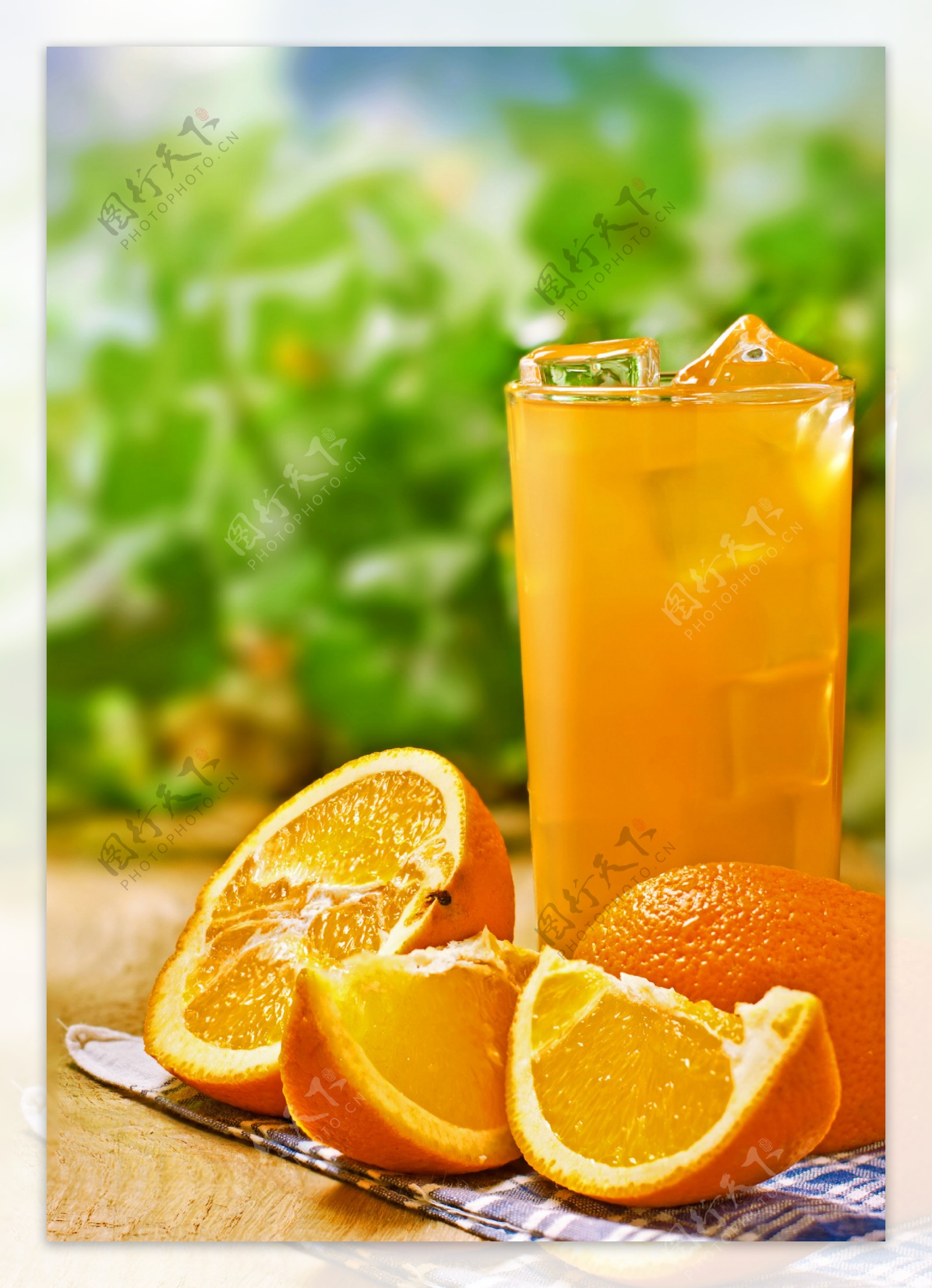 切开的橙子与冰块橙汁