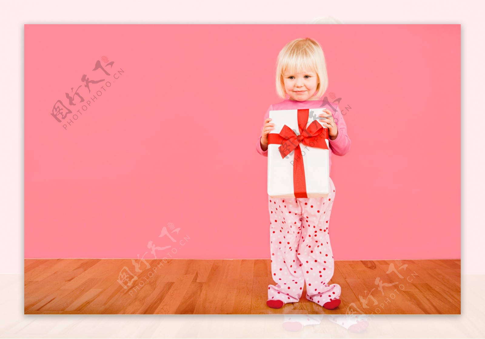 抱着圣诞礼物的小女孩图片