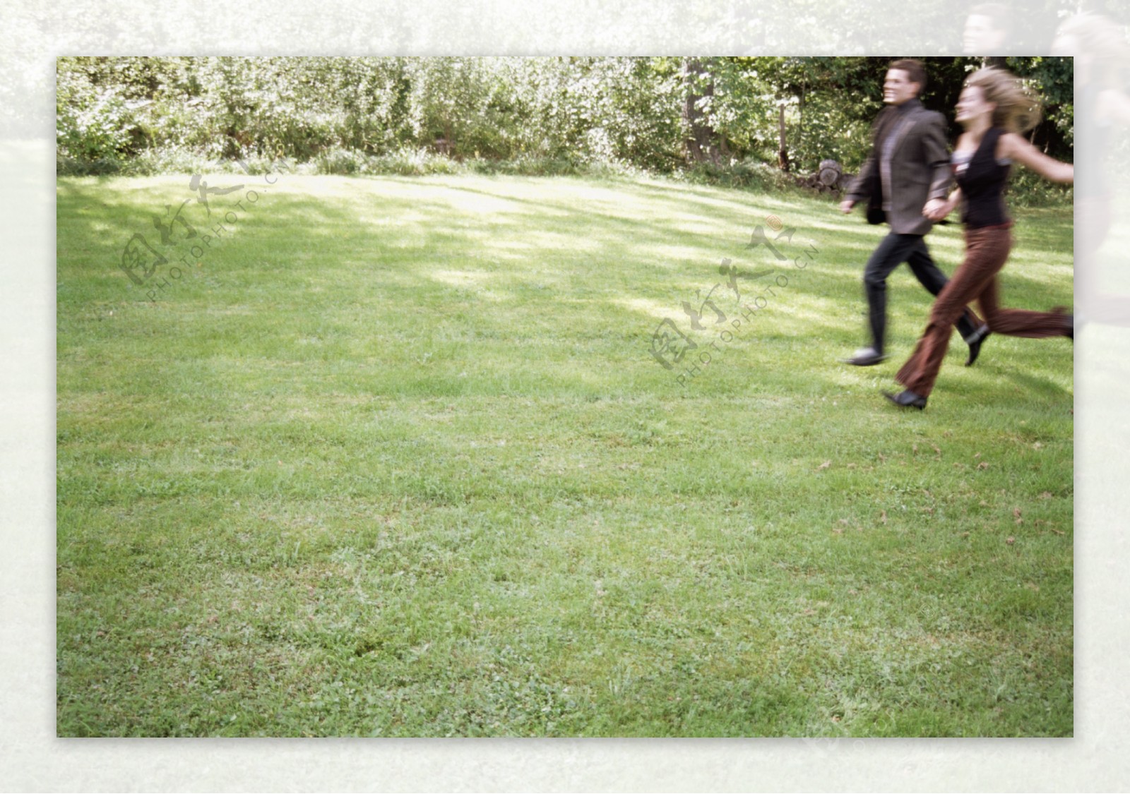 草地上奔跑的夫妻图片