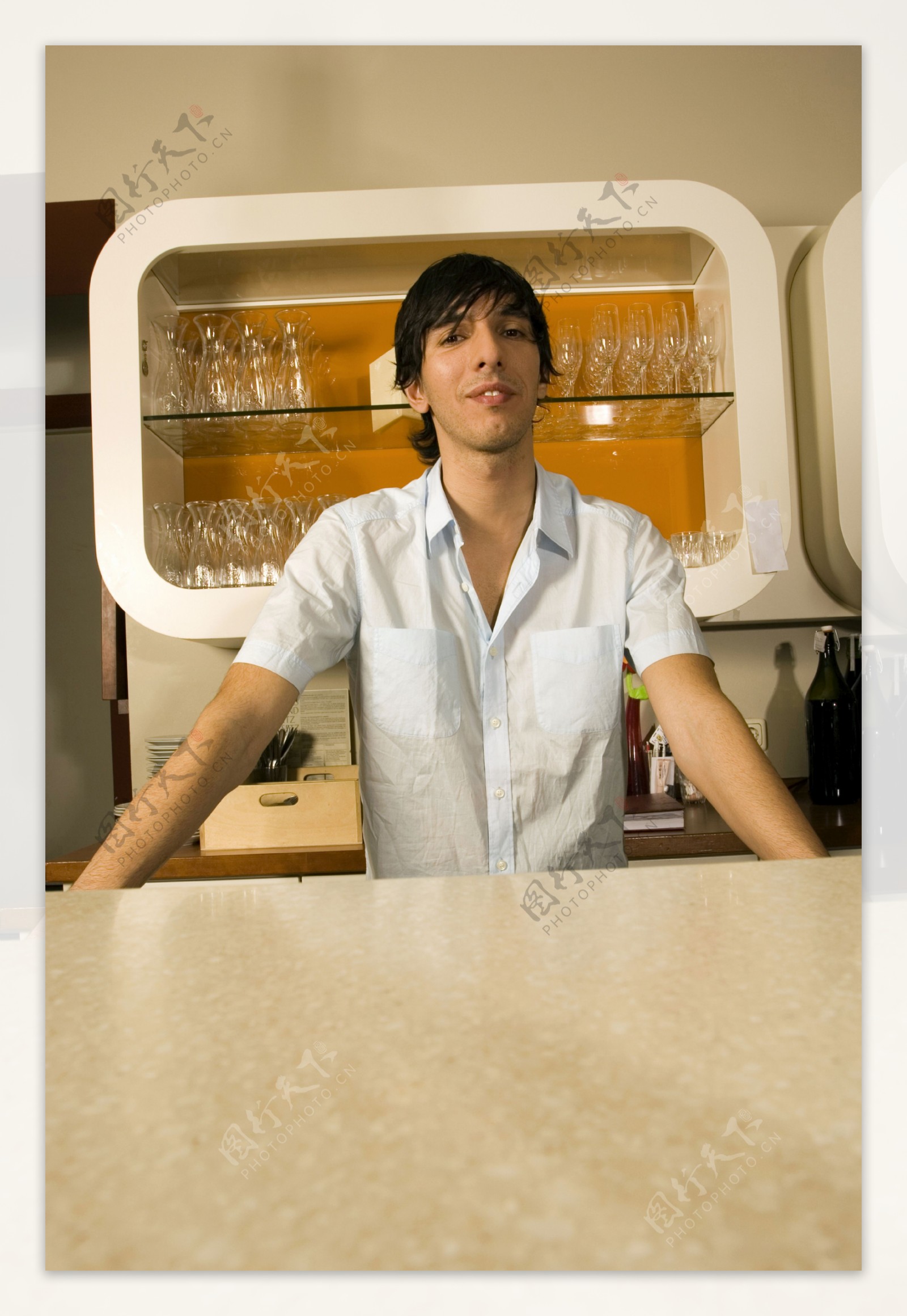 男人在厨房洗菜做饭照片摄影图片_ID:315960128-Veer图库