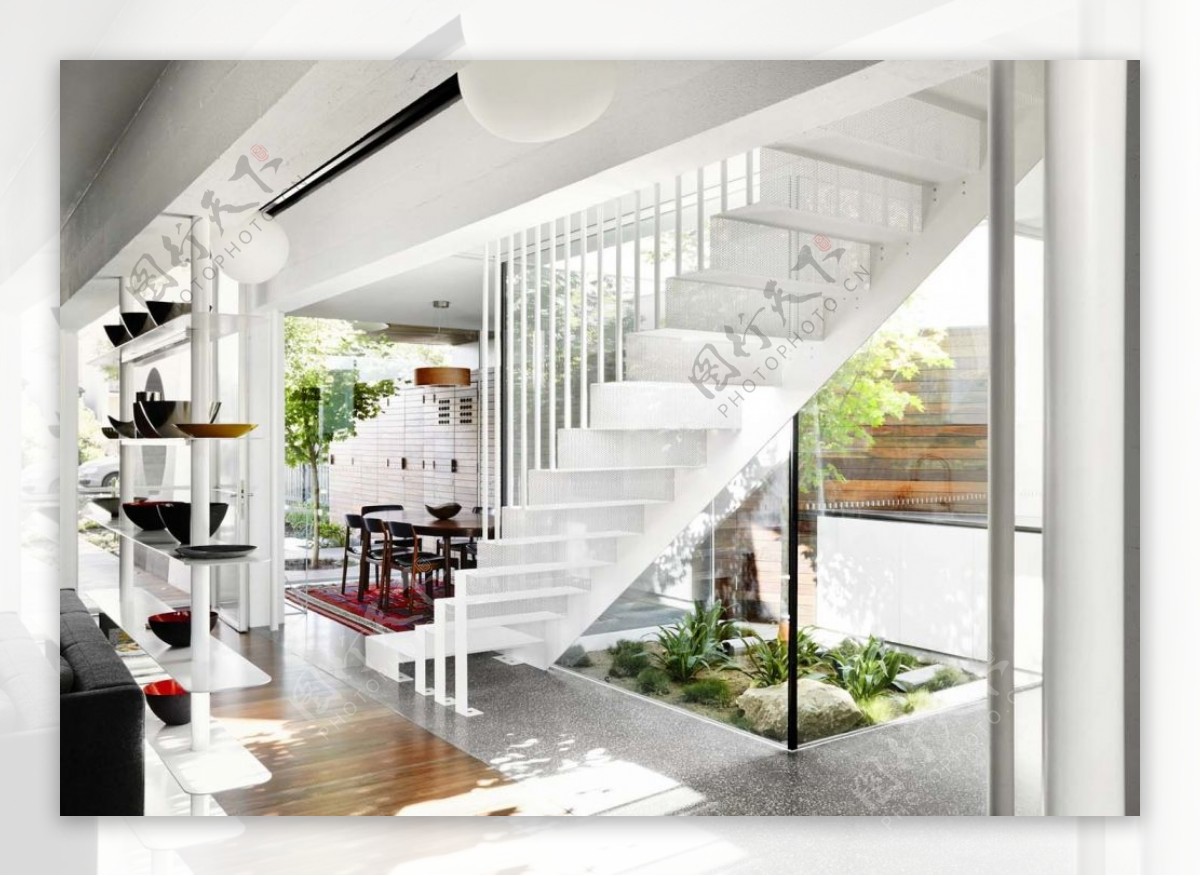 现代室内简约白色楼梯设计图