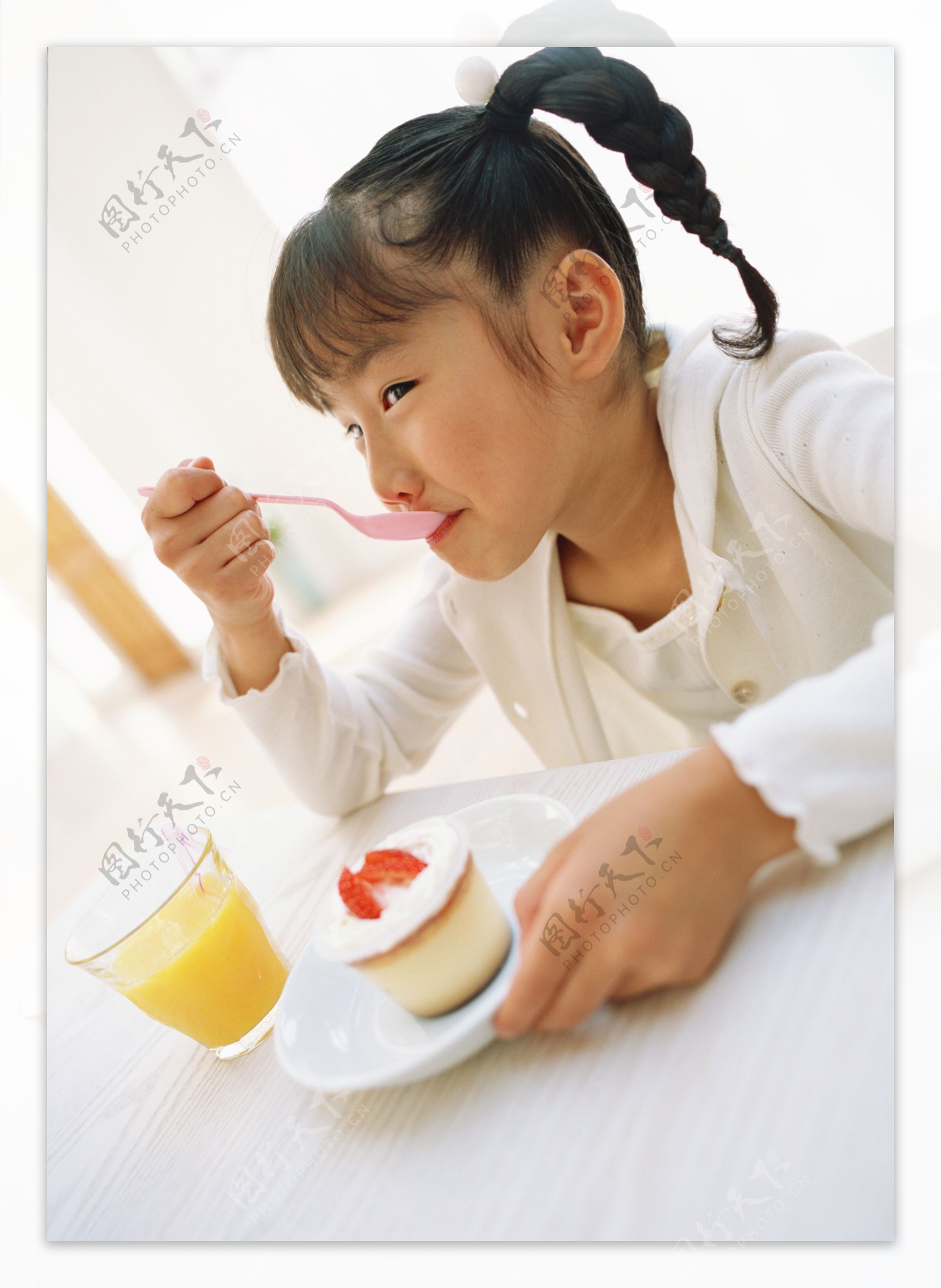 小女孩吃冰淇淋图片