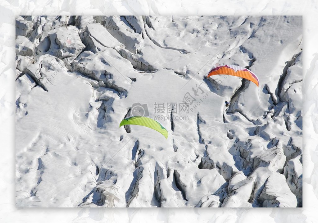雪地里的滑翔伞