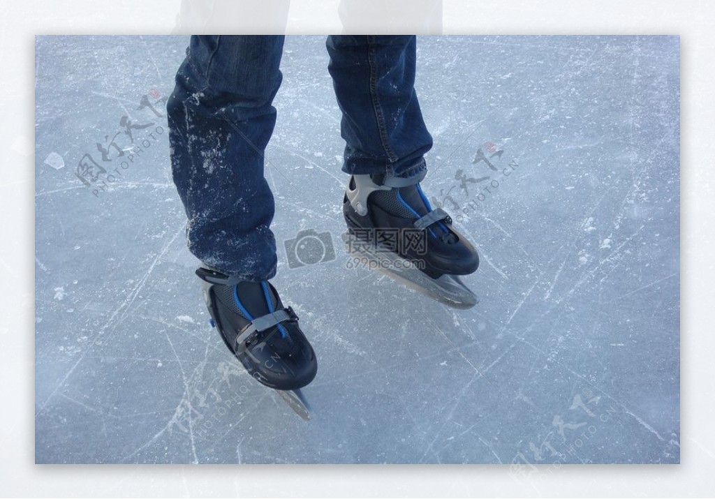 冰面上的滑冰鞋