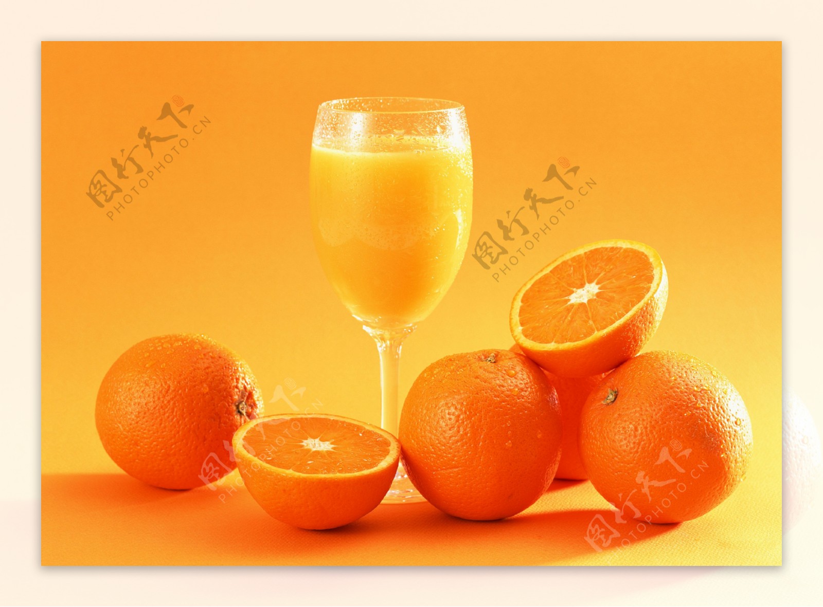 橙子和高脚杯橙汁图片