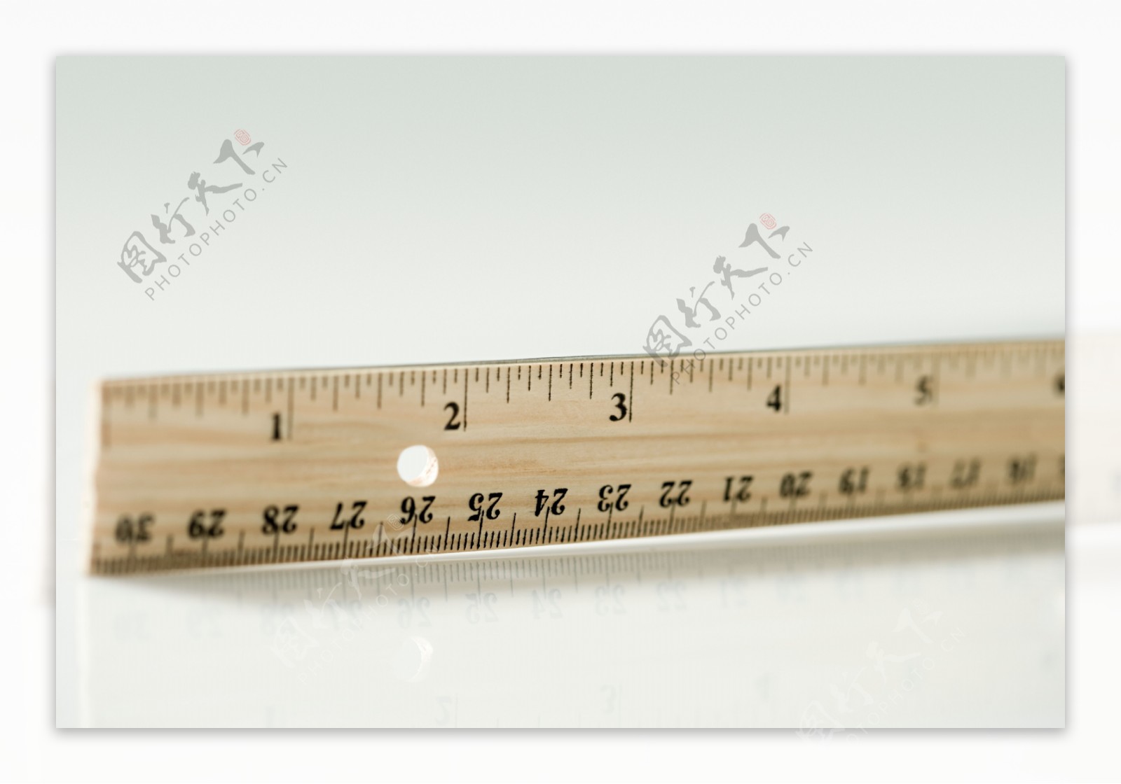 钢尺测量工具特写图片