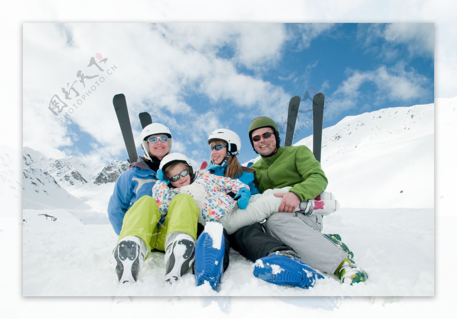 雪山上滑雪的家庭图片
