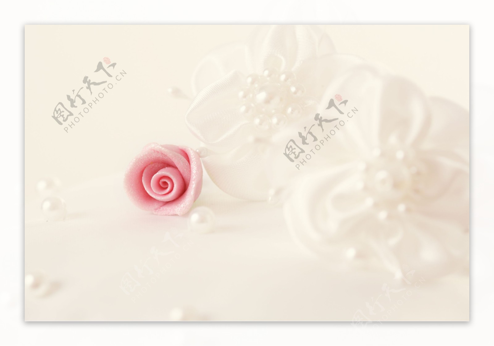 珍珠与鲜花背景图片