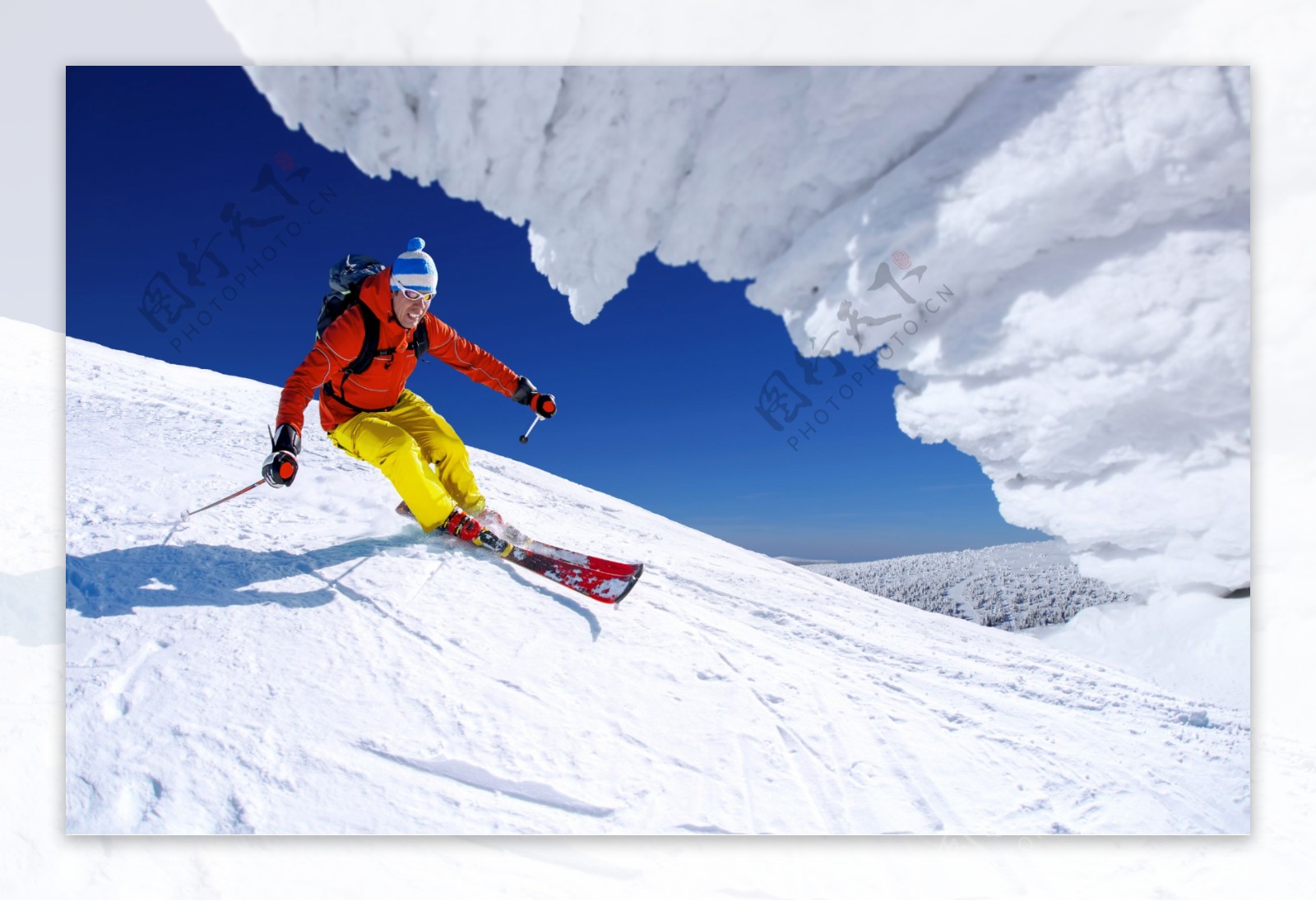 雪坡上滑雪的人物图片