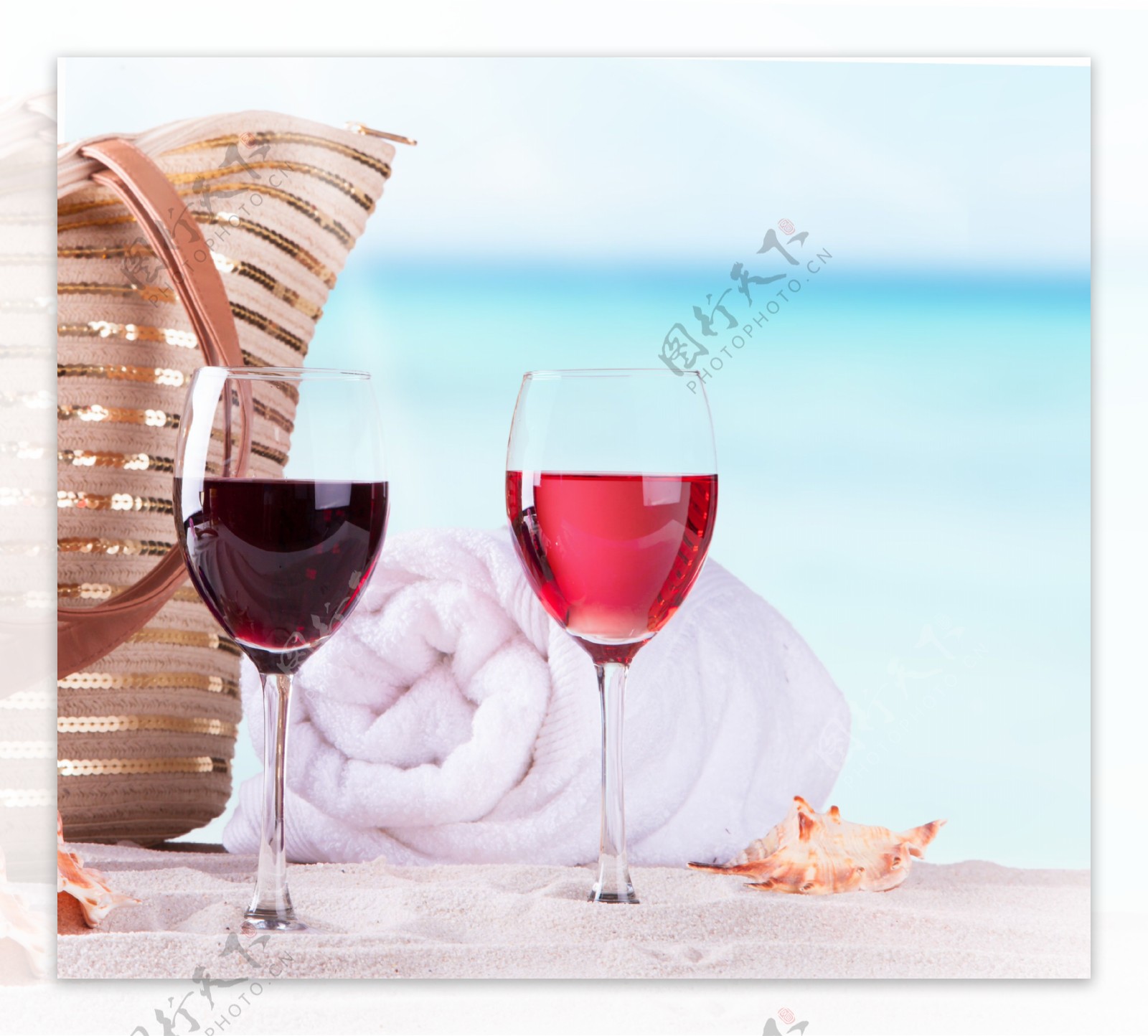 沙滩上的红酒与海螺图片