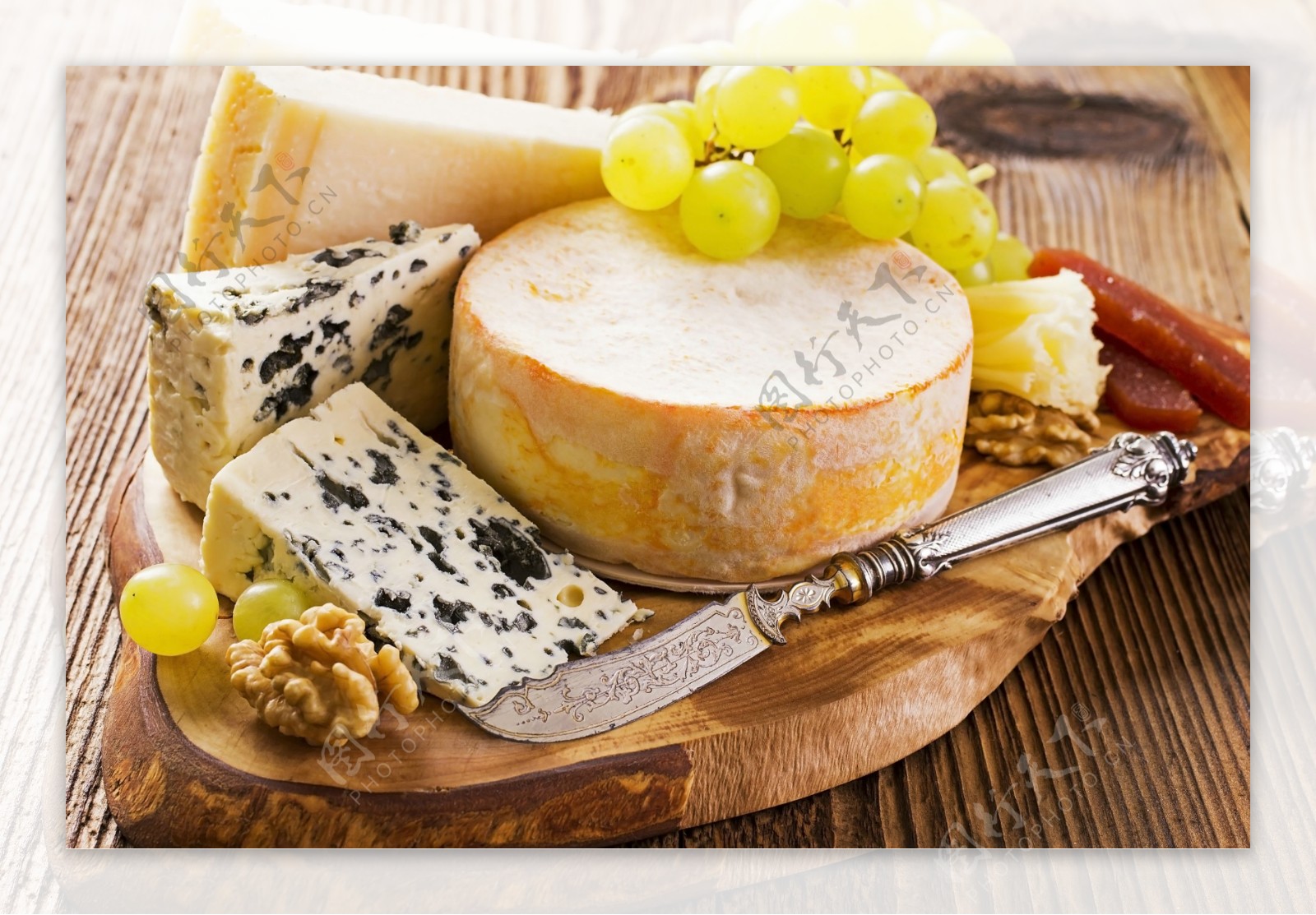 菜板上的奶酪与葡萄图片