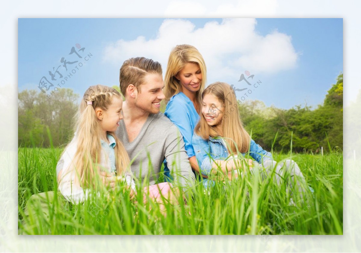 坐在草地上的家庭人物图片