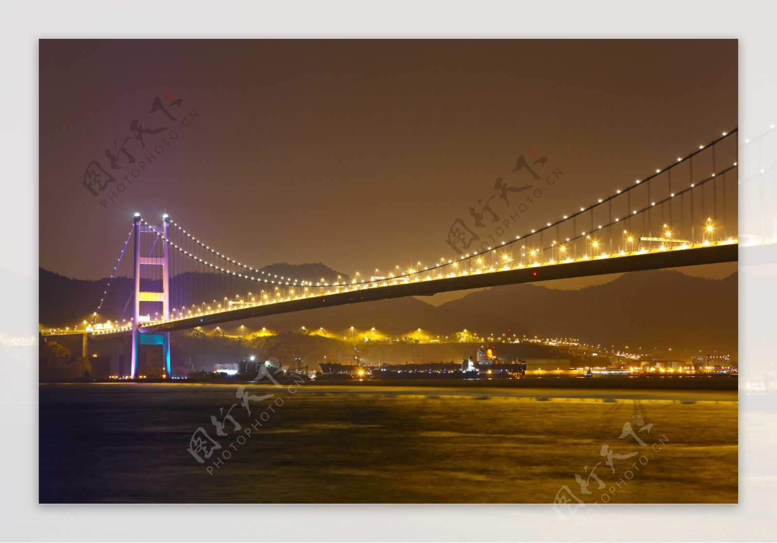 灯光璀璨的海上桥梁夜景图片