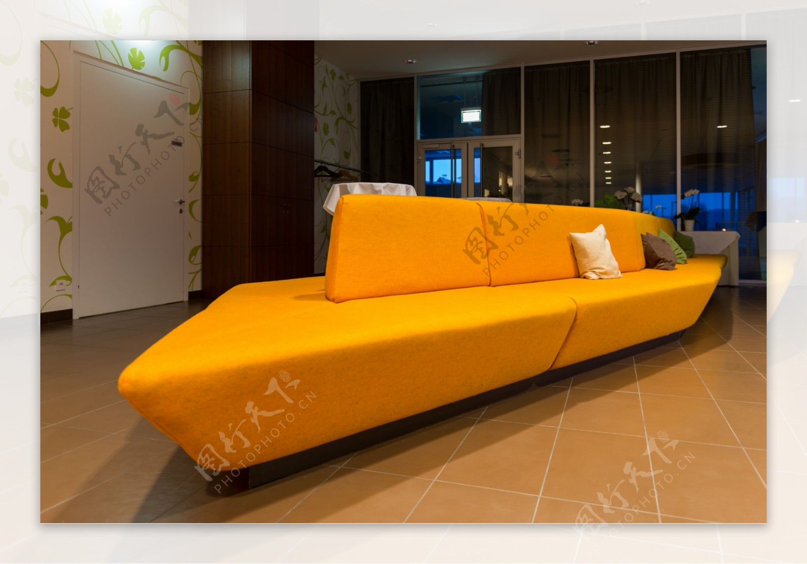 客厅里创意的菊色沙发图片