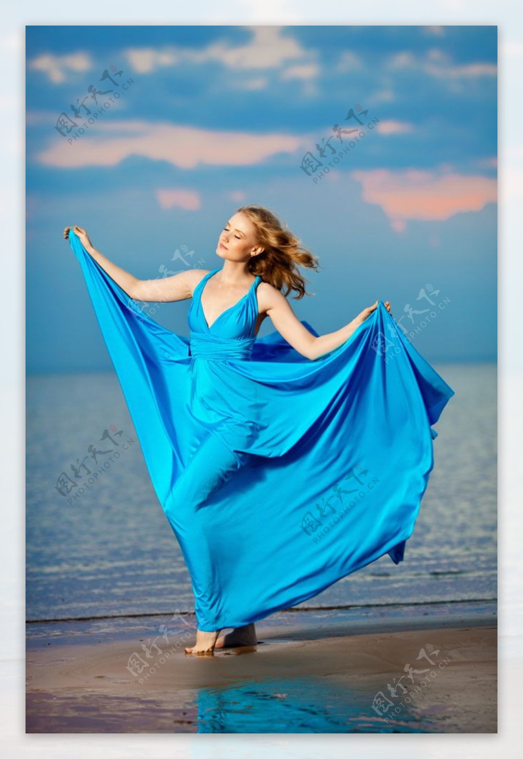 站在海滩上的蓝裙美女图片