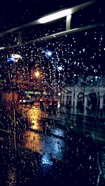 夜晚时的雨滴