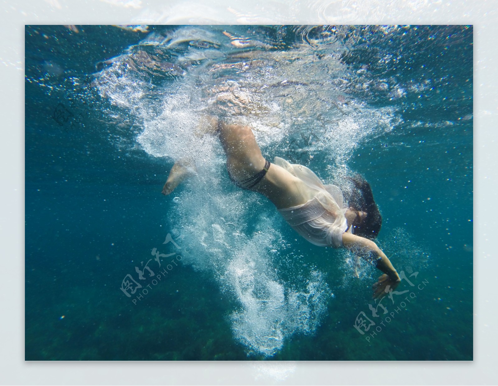水中游泳的人图片