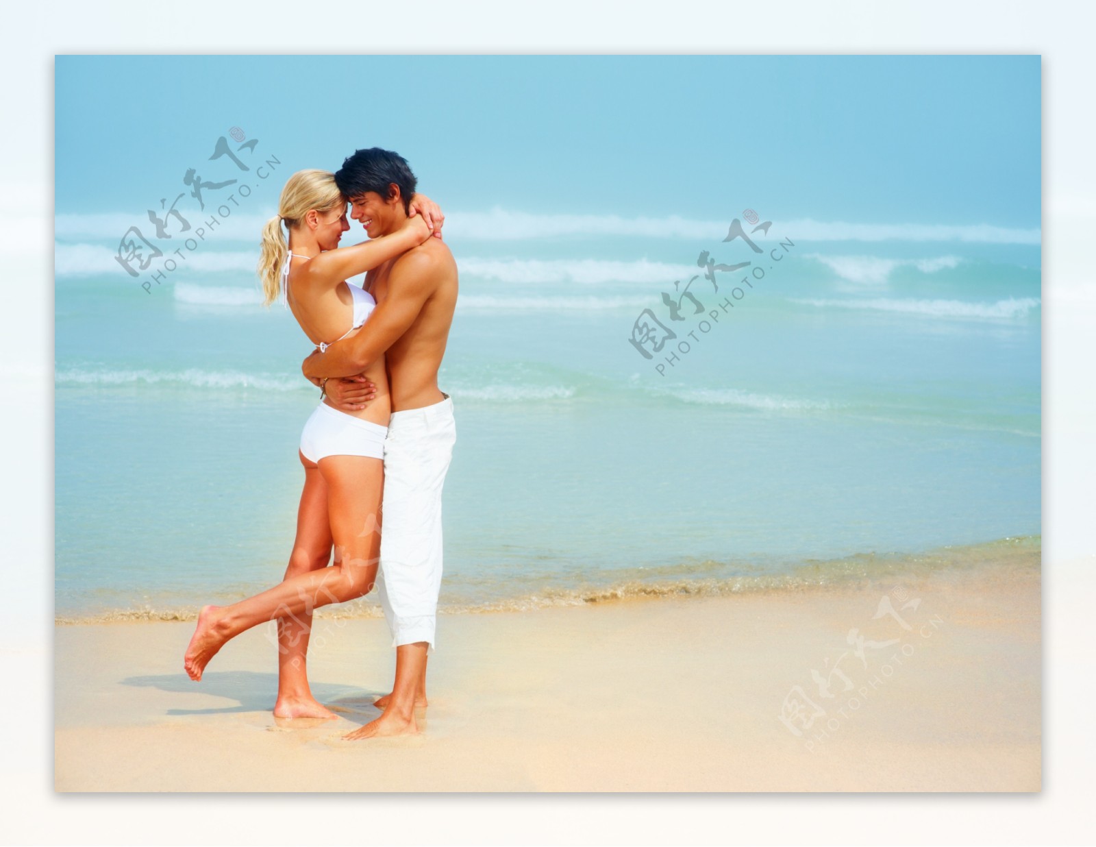 海边浪漫情侣亲吻图片