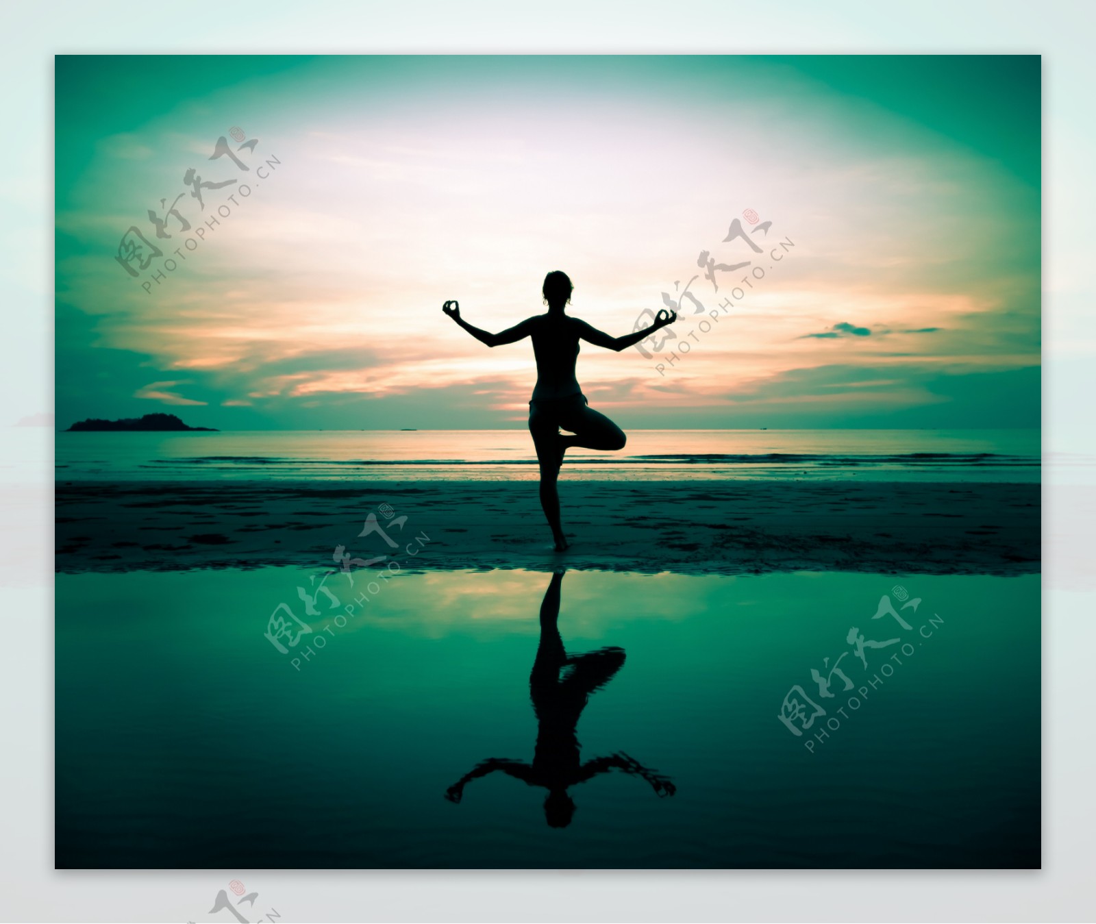 瑜伽美女水边剪影图片素材
