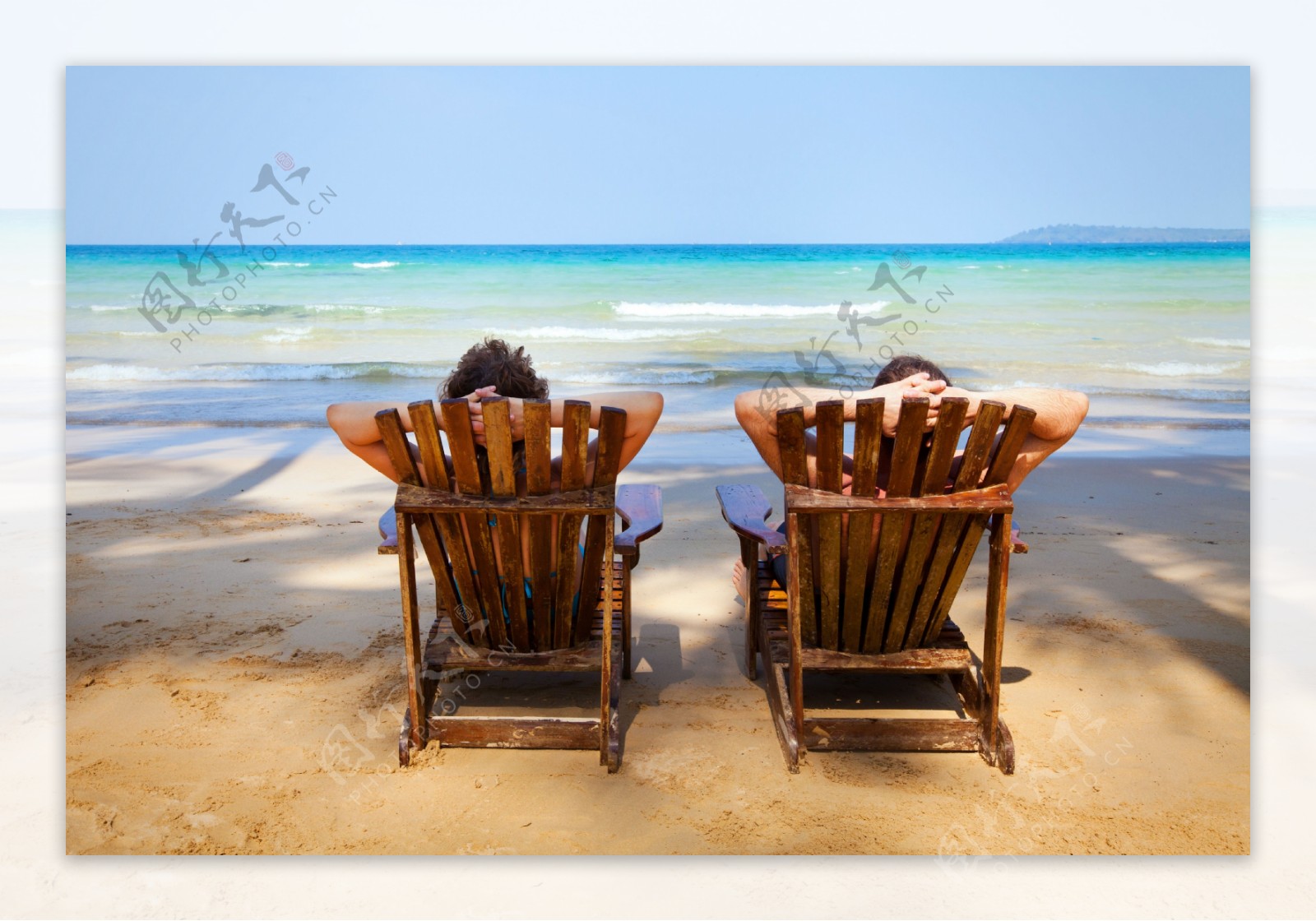 海边躺椅上的情侣图片