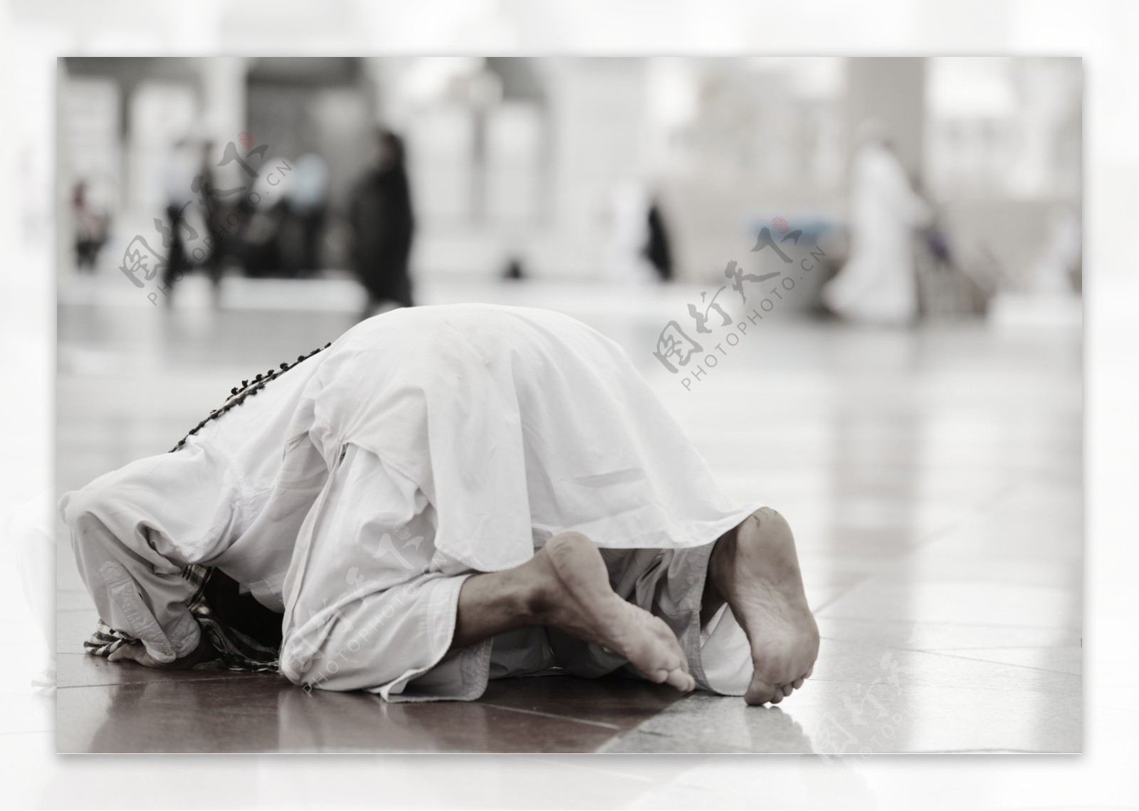 趴在地上祈祷的人物图片