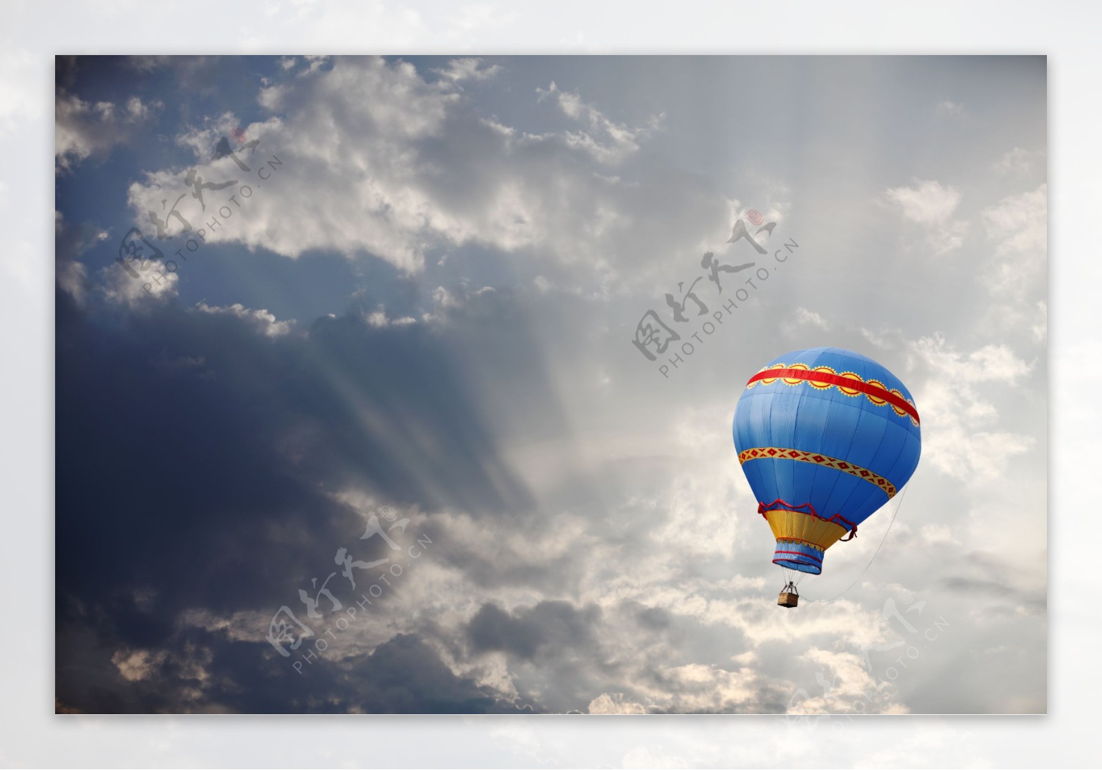 乌云下的热气球图片