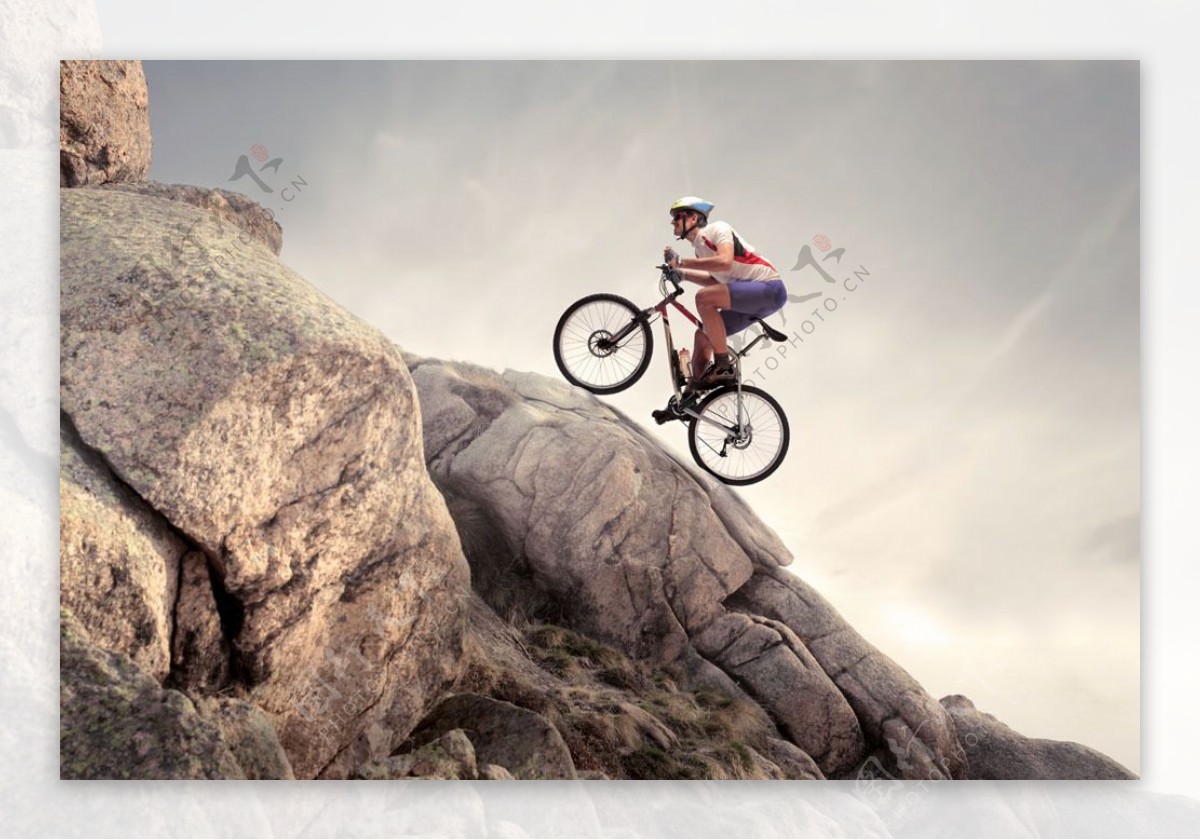 骑自车车攀登的男人图片