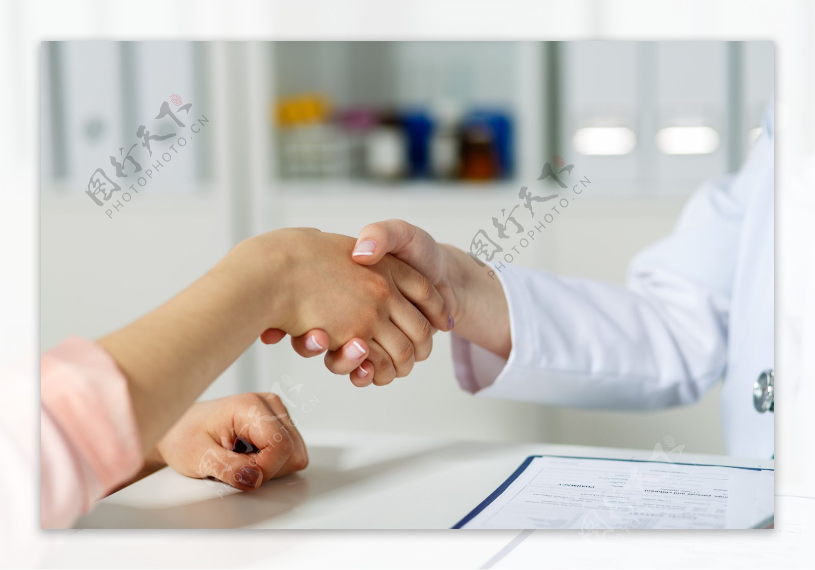 和病人握手的医生图片