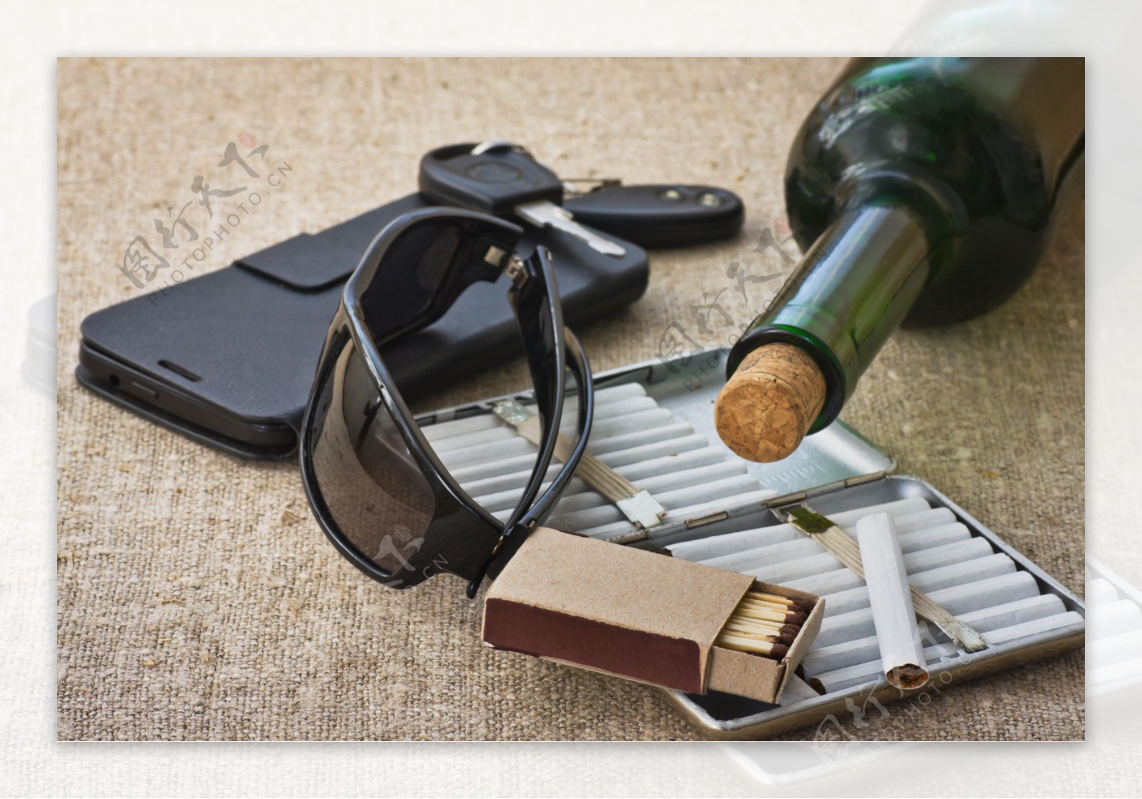 香烟酒瓶与手机墨镜图片