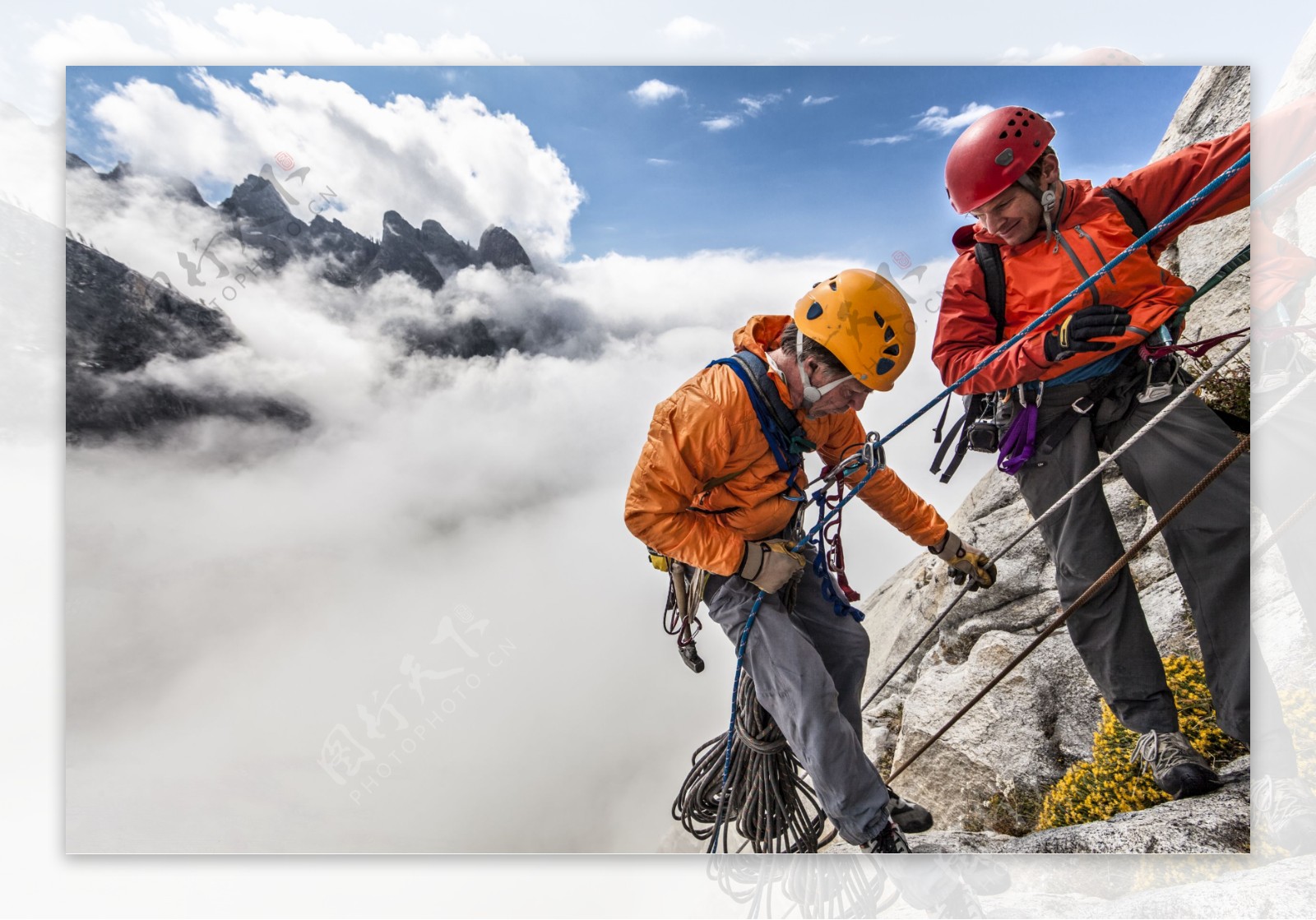 峭壁上的攀岩运动员图片