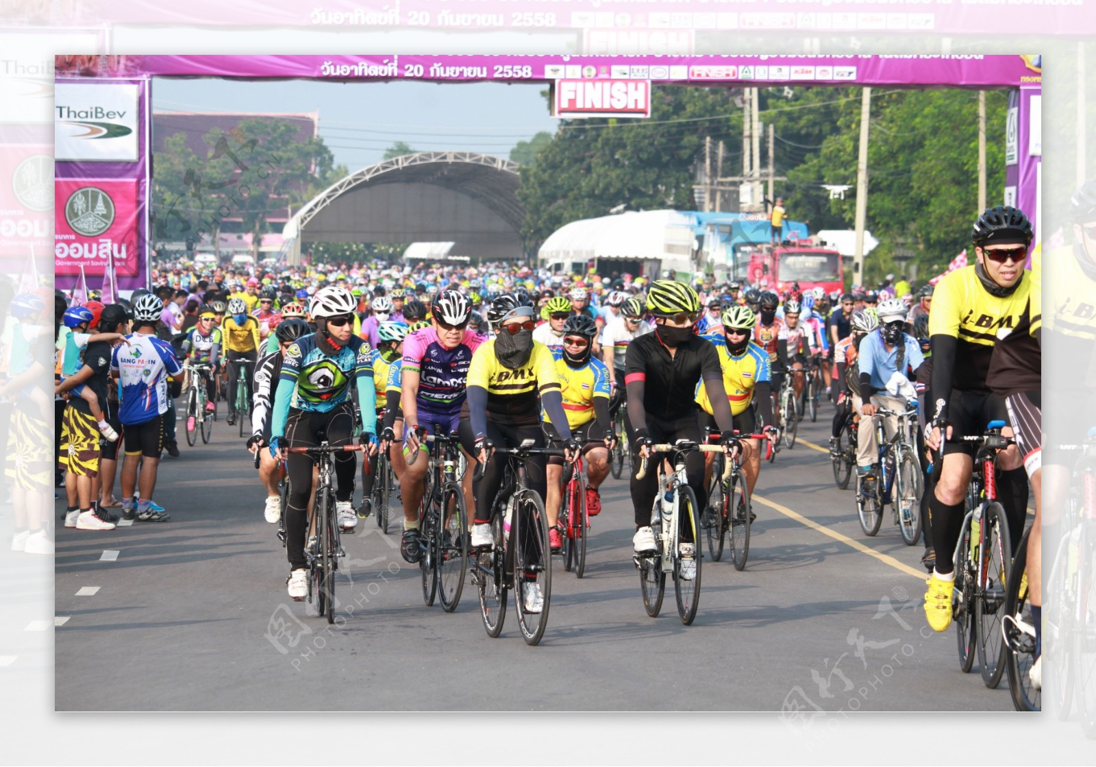 自行车比赛的人群图片