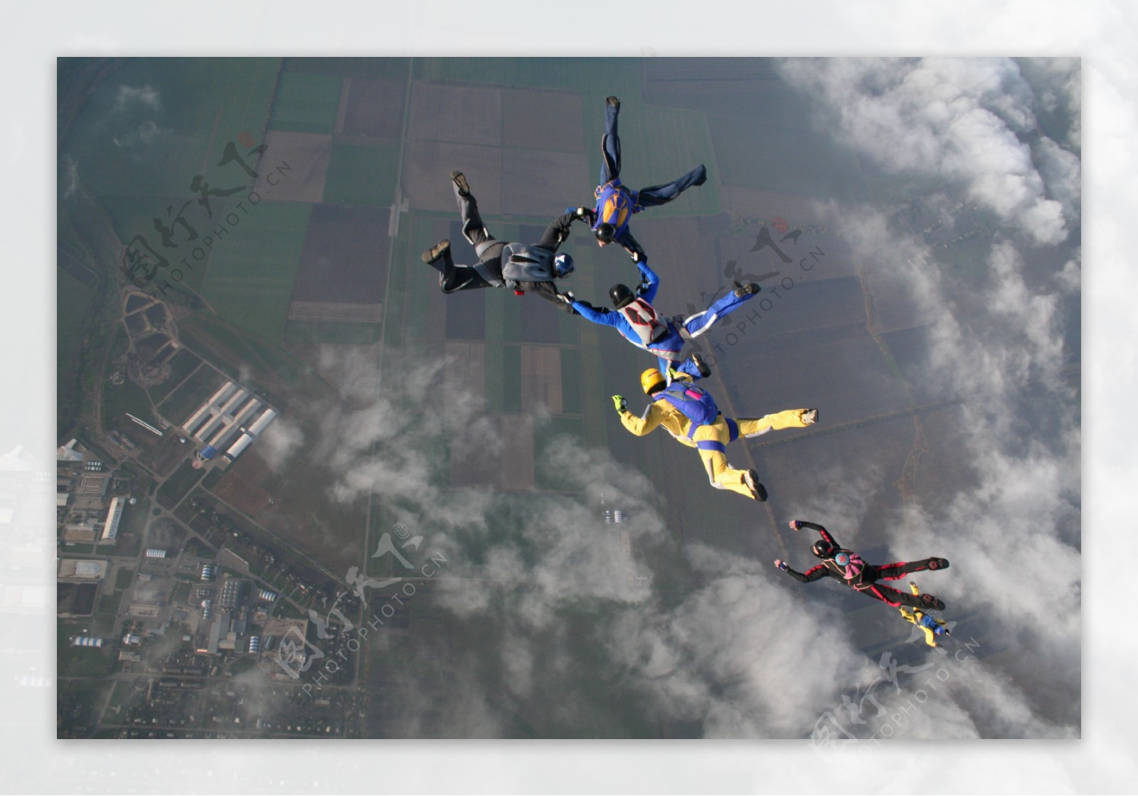 空中跳伞运动员图片