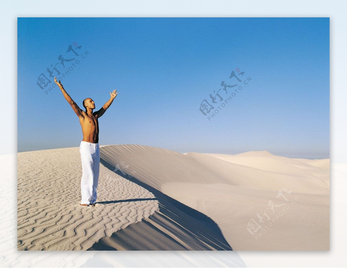 沙漠中站着的男人图片