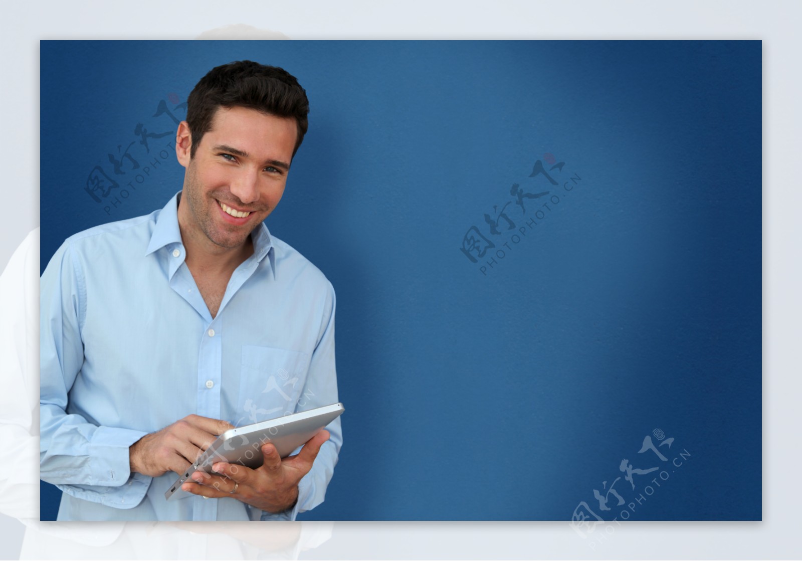 手拿平板电脑的职业男性图片