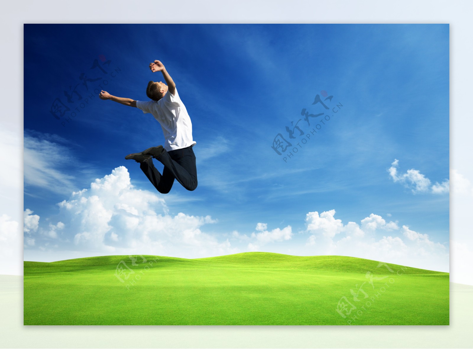 草地跳跃的男人图片