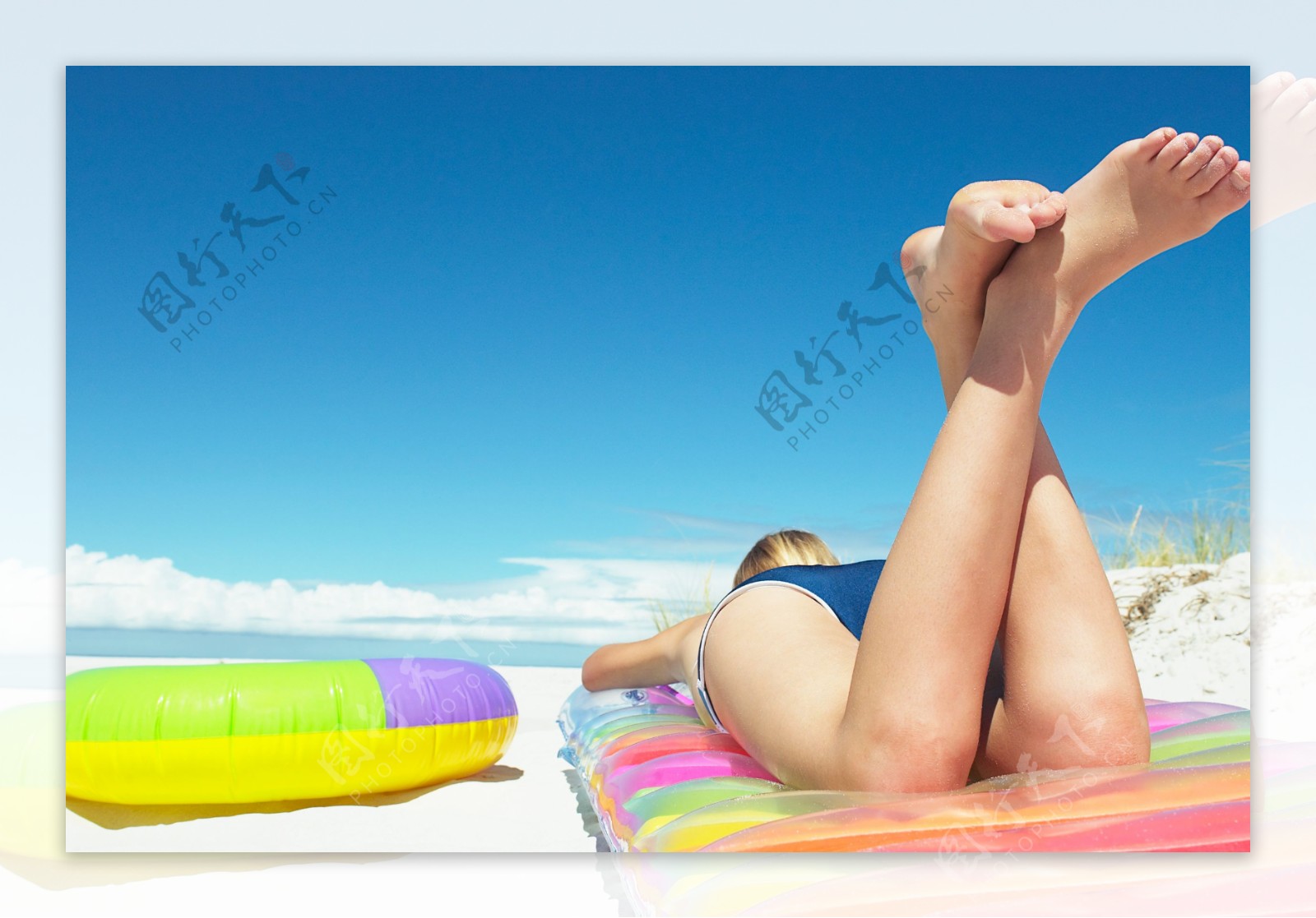 趴在沙滩上的女人图片