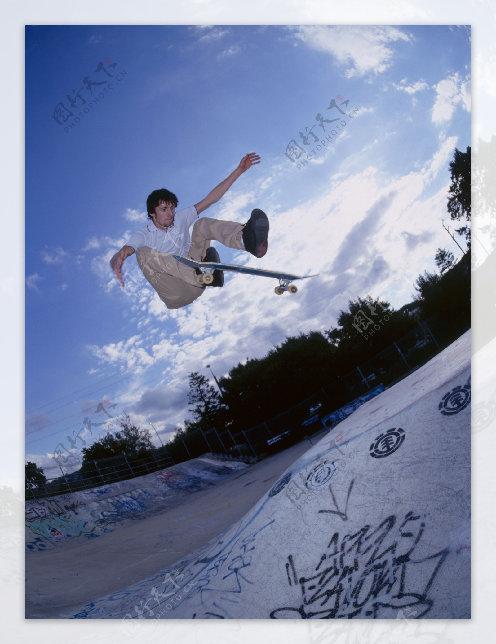 跳跃的滑板青年图片